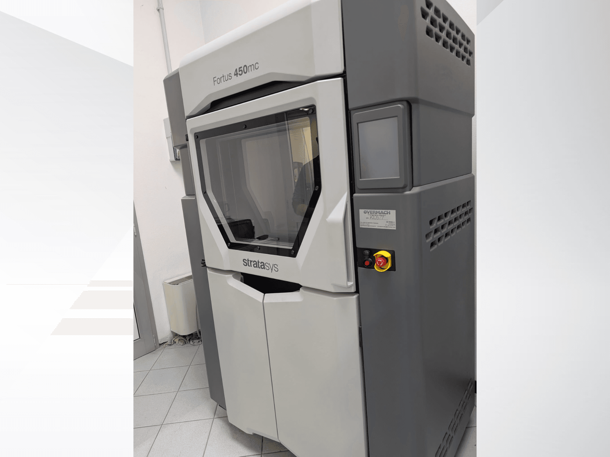 Fortus 450mc plastic 3D printer in zijaanzicht, met een duidelijk voorpaneel en bedieningsknoppen aan de zijkant.