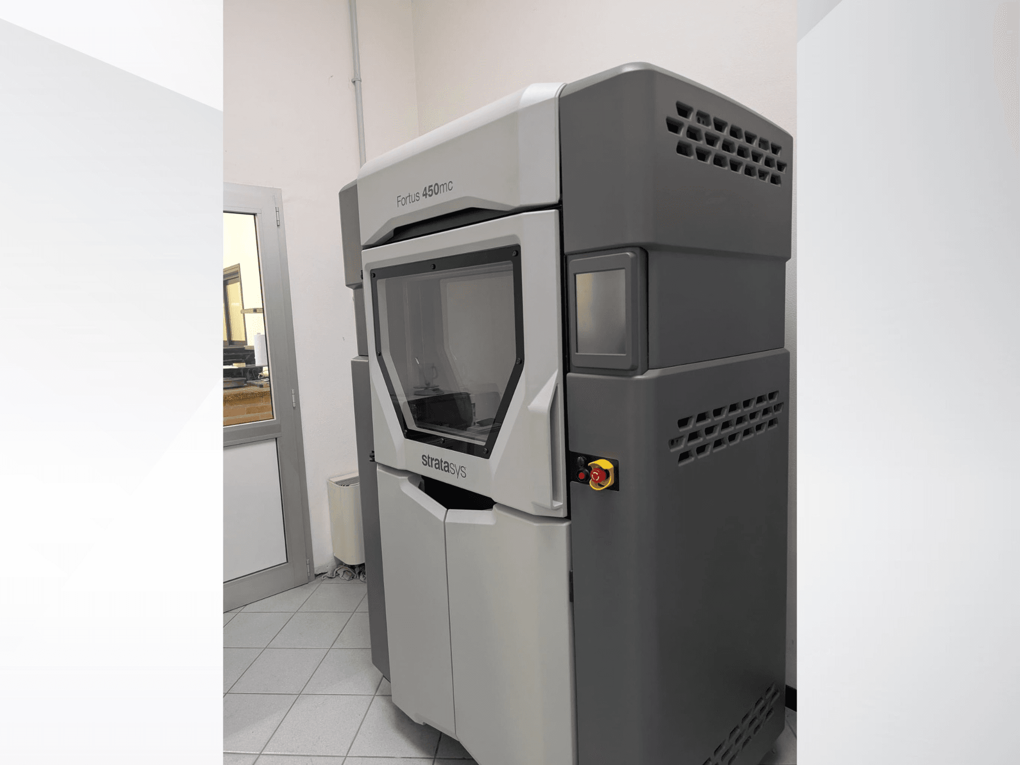Stratasys FORTUS 450mc kunststof 3D printer in zijaanzicht, met een slank ontwerp en bedieningspaneel.