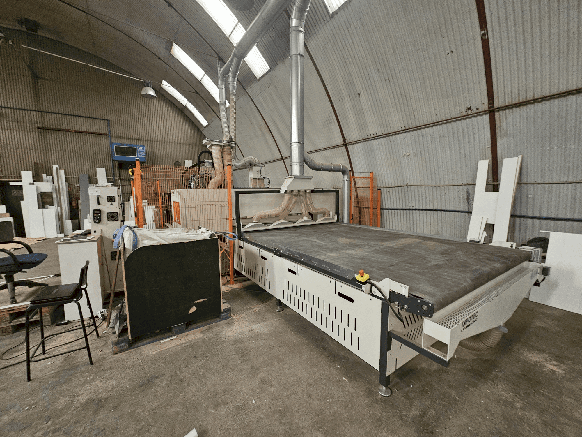 Vooraanzicht van INFOTEC 3121 PRO EVO machine