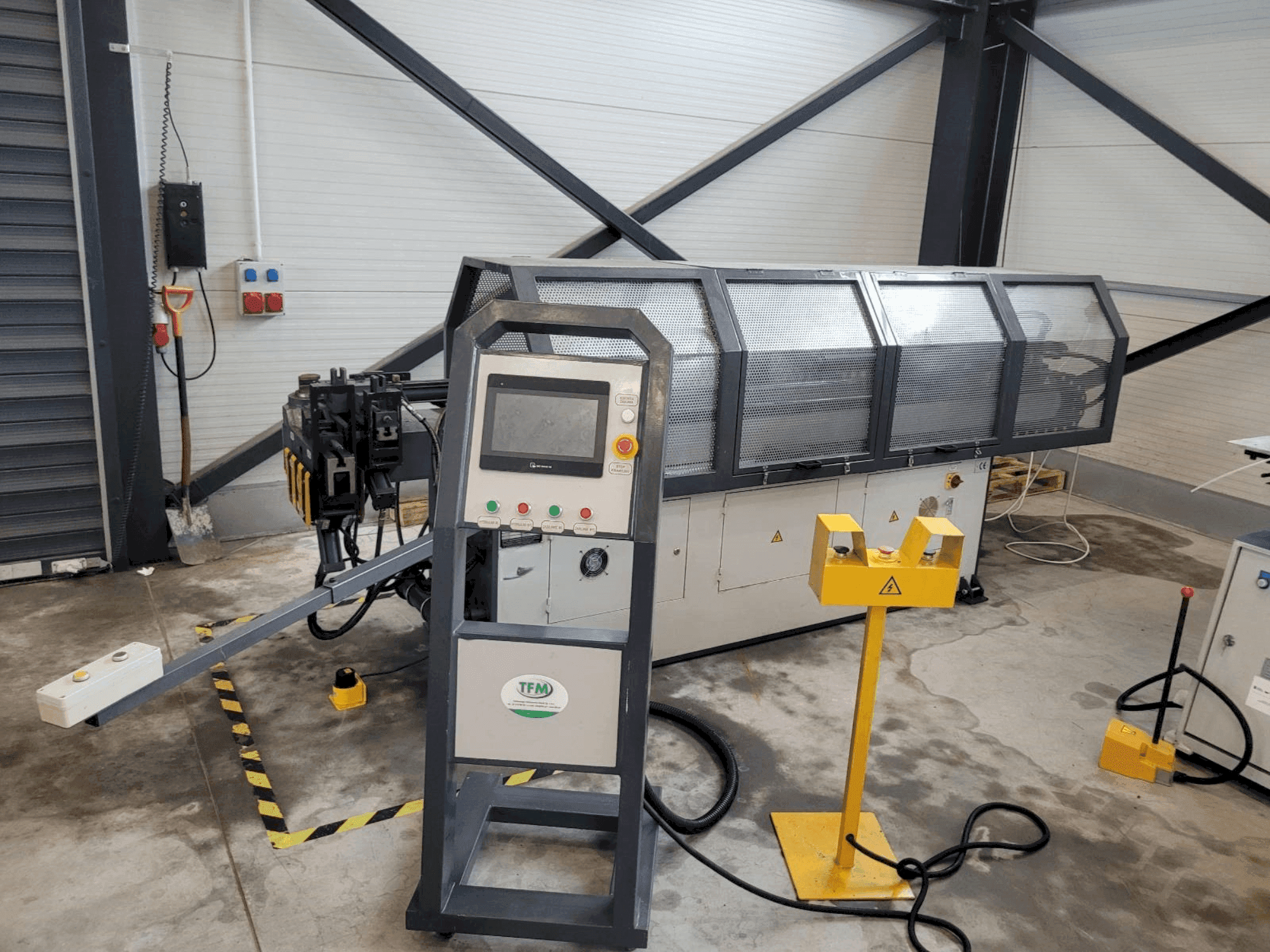 Vooraanzicht van TFM GM-SB-38CNC- 2A1S machine