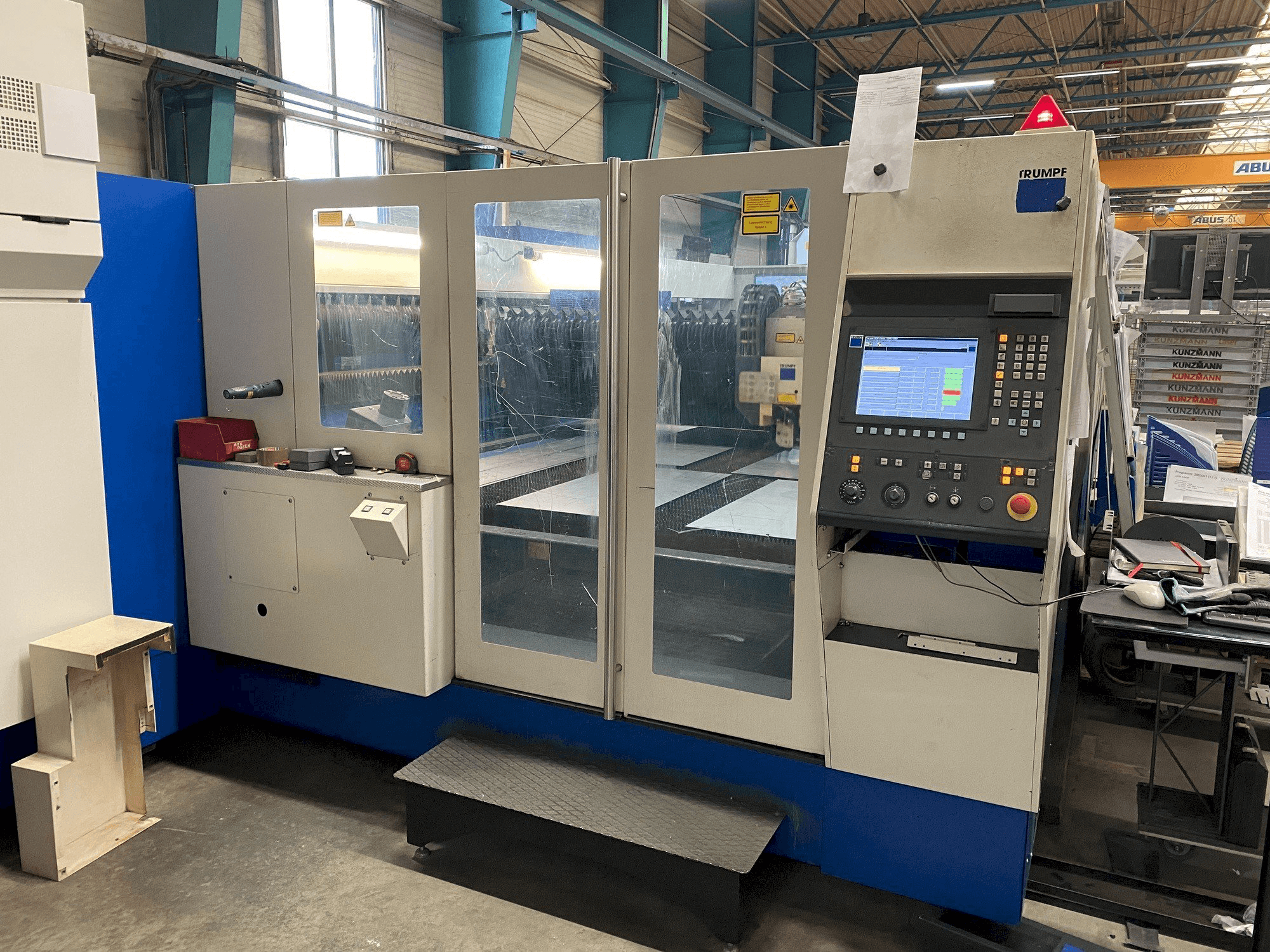 Vooraanzicht van Trumpf laser 5040 machine