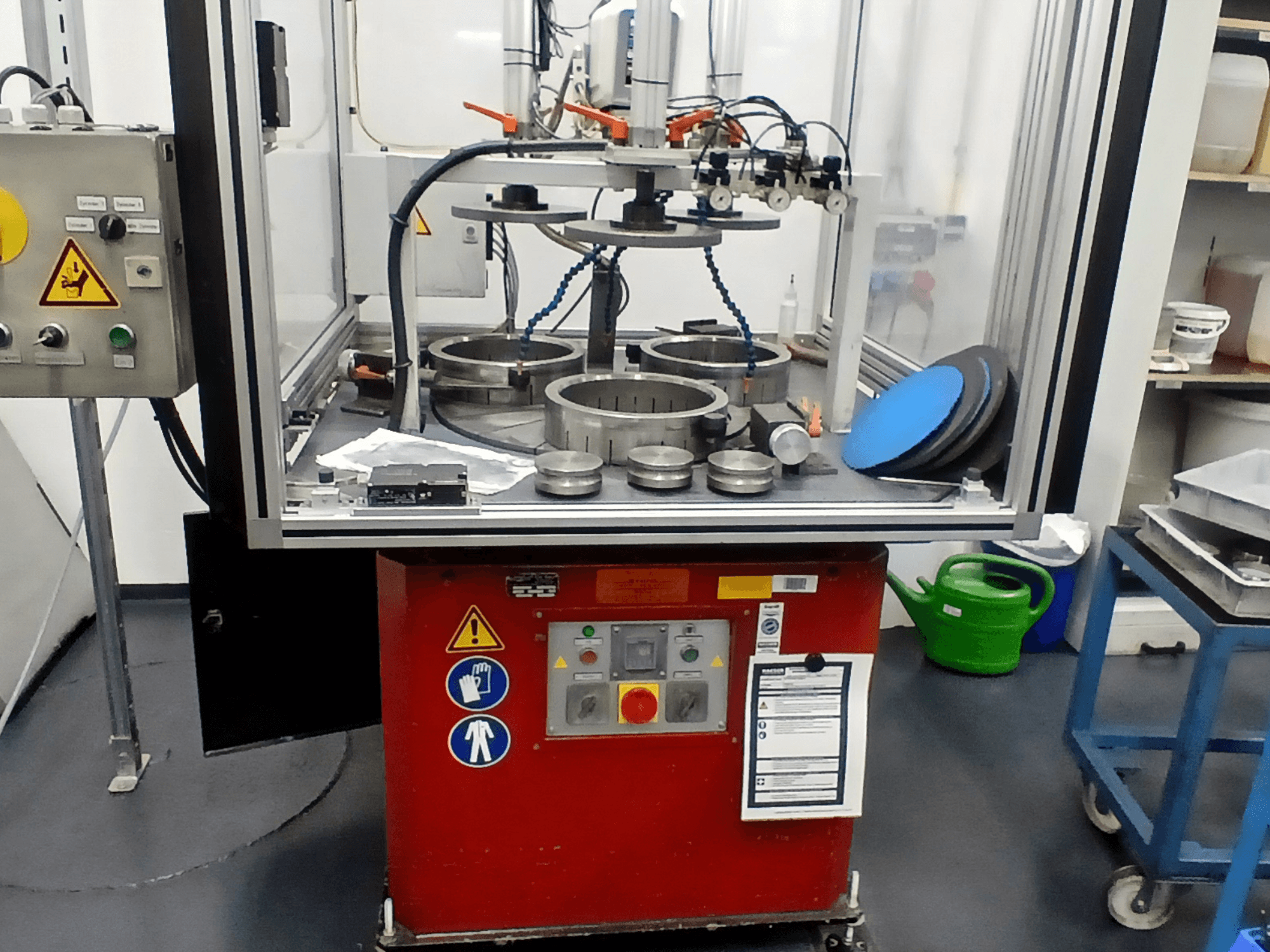 MYLÄP 700 werktuigmachine in vooraanzicht, met het bedieningspaneel, ronde onderdelen en veiligheidsfuncties op een rode basis.