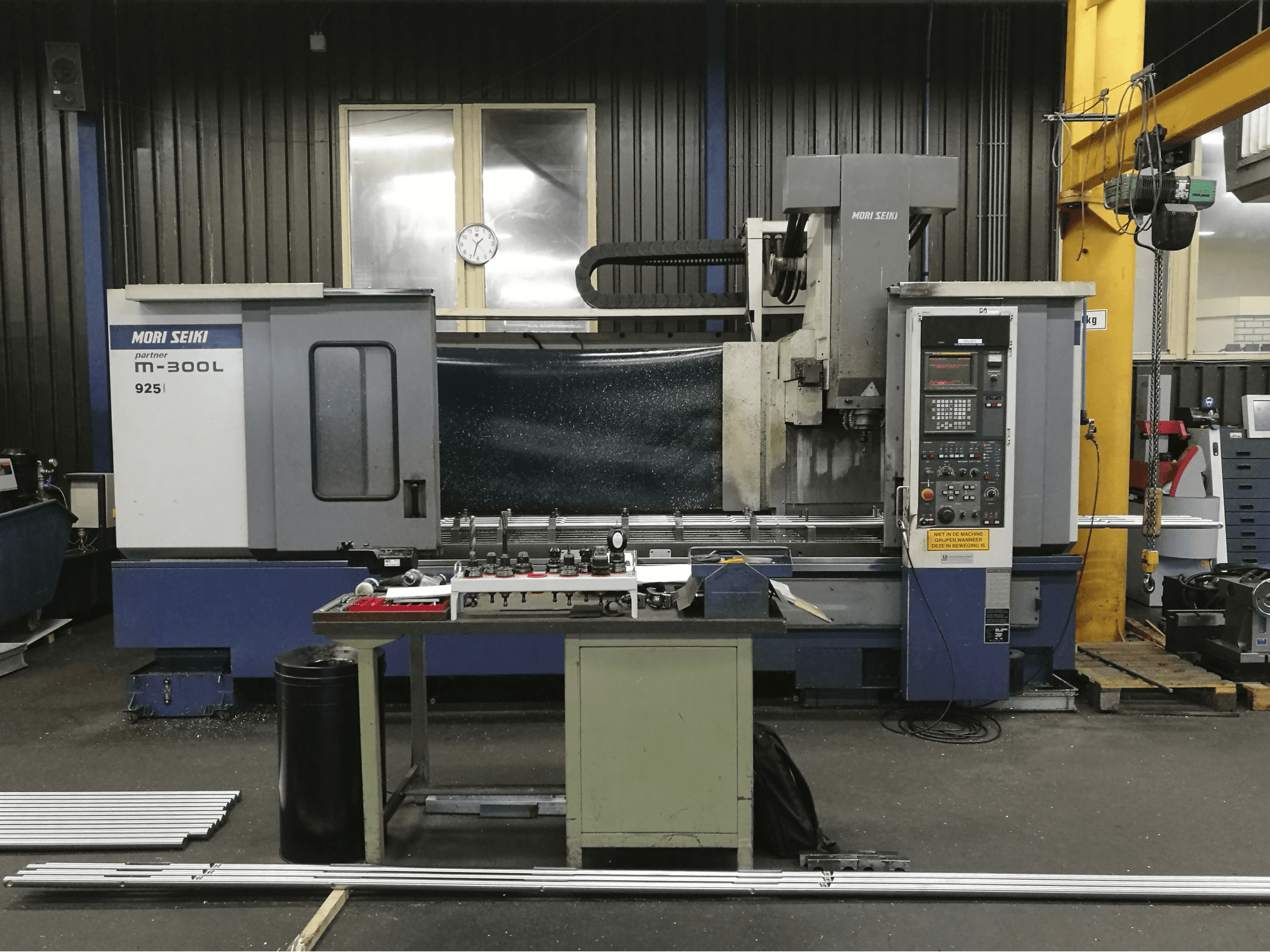 Vooraanzicht van MORI SEIKI M-300L2 machine