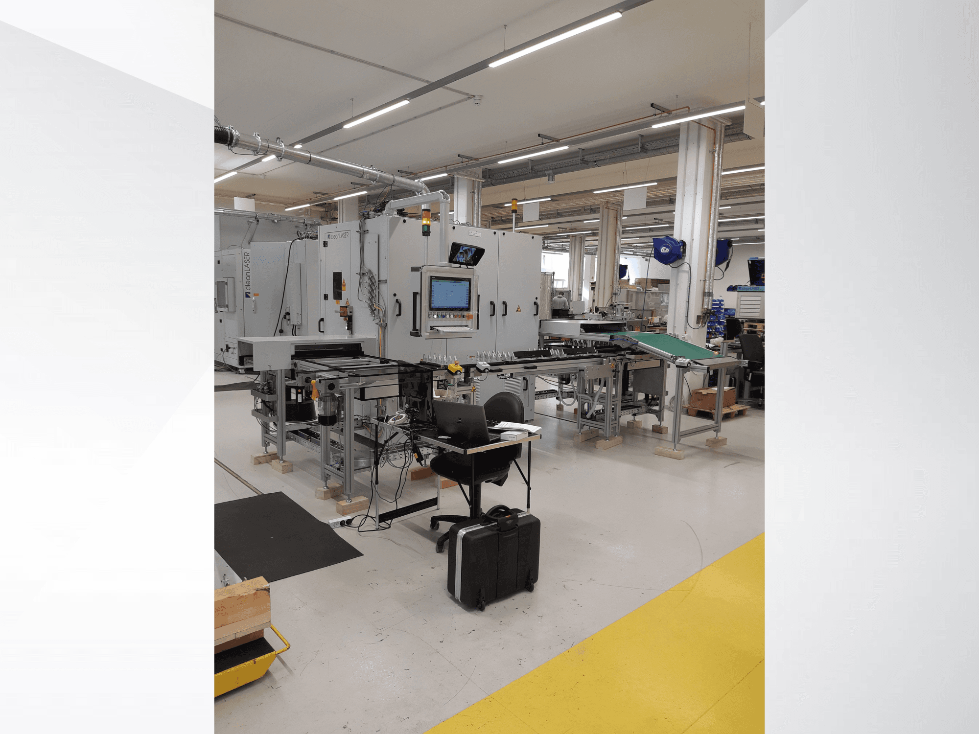 CLEAN LASER clean CELL 3220 CL600 bewerkingsmachine, vooraanzicht met bedieningspaneel en werkgebied in een fabrieksomgeving.