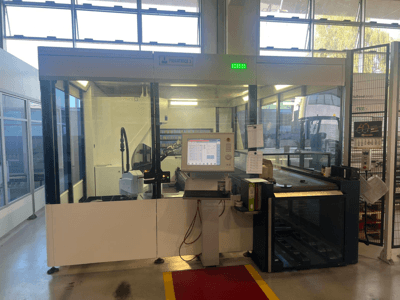 Industriële buigmachine, model Piegatrice 3, vooraanzicht met bedieningspaneel en robotarm, in een goed verlichte werkplaats.