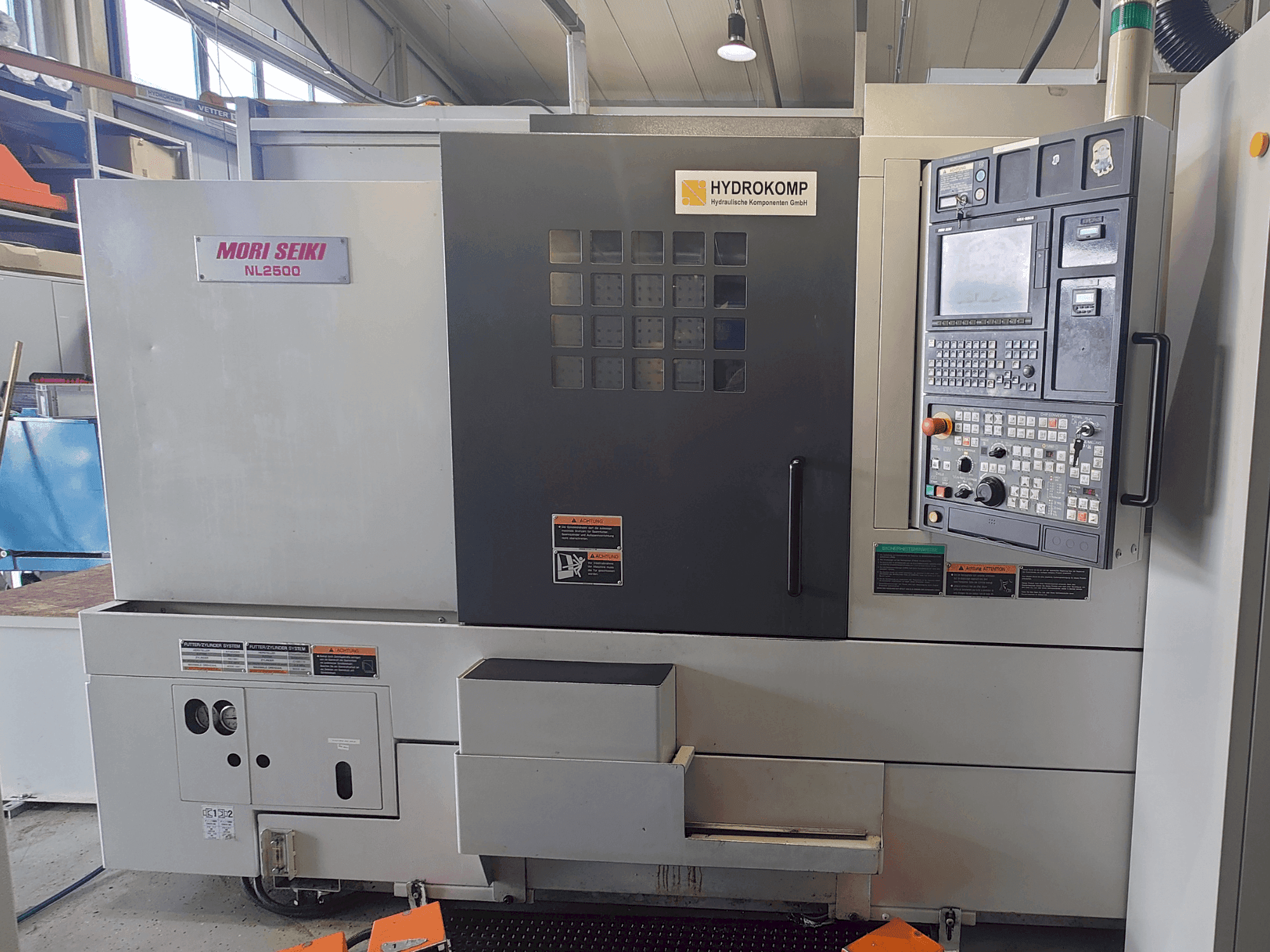 Vooraanzicht van DMG Mori Seiki NL2500SY/700 machine