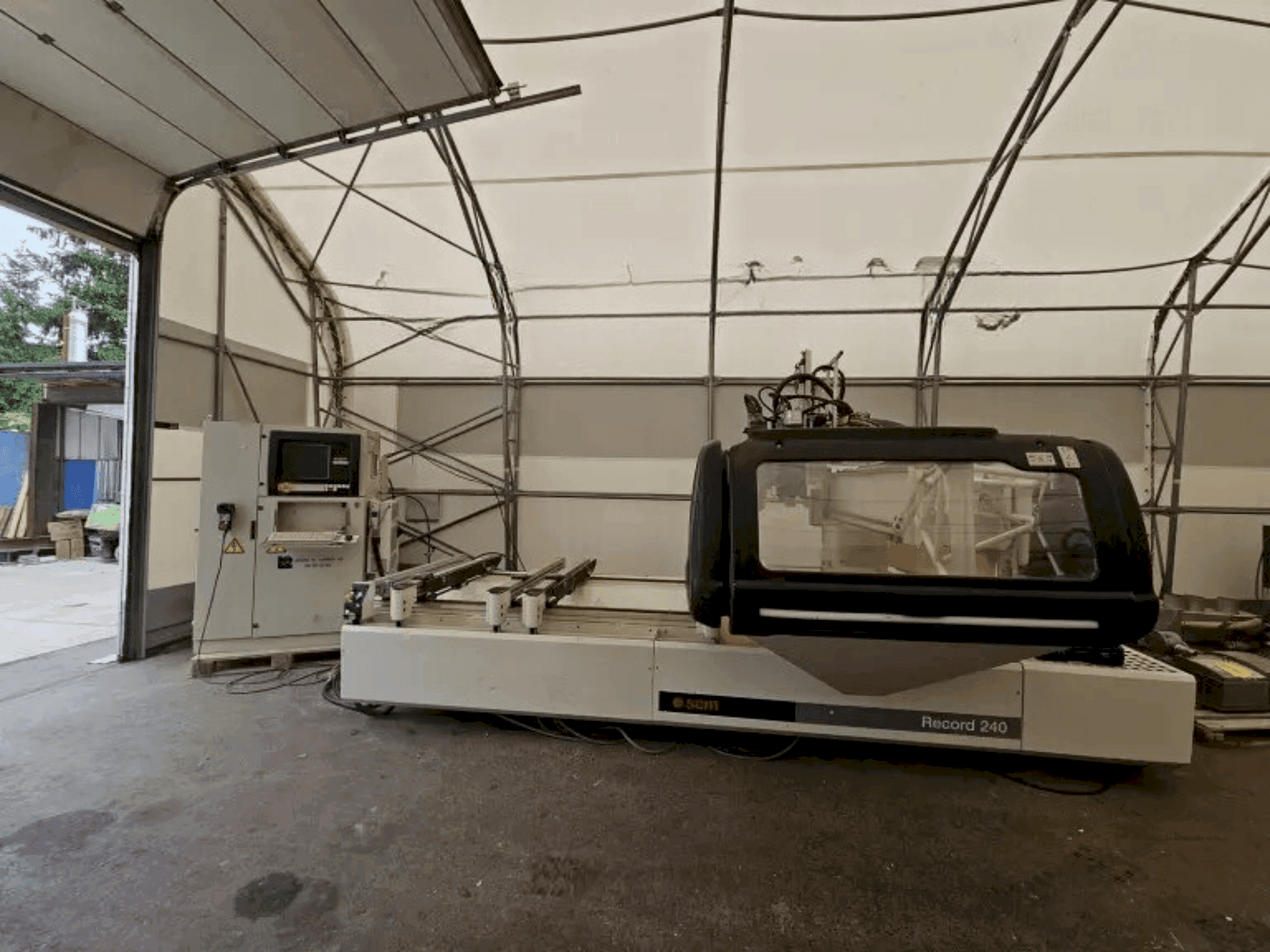 Vooraanzicht van SCM Record 240 TV machine