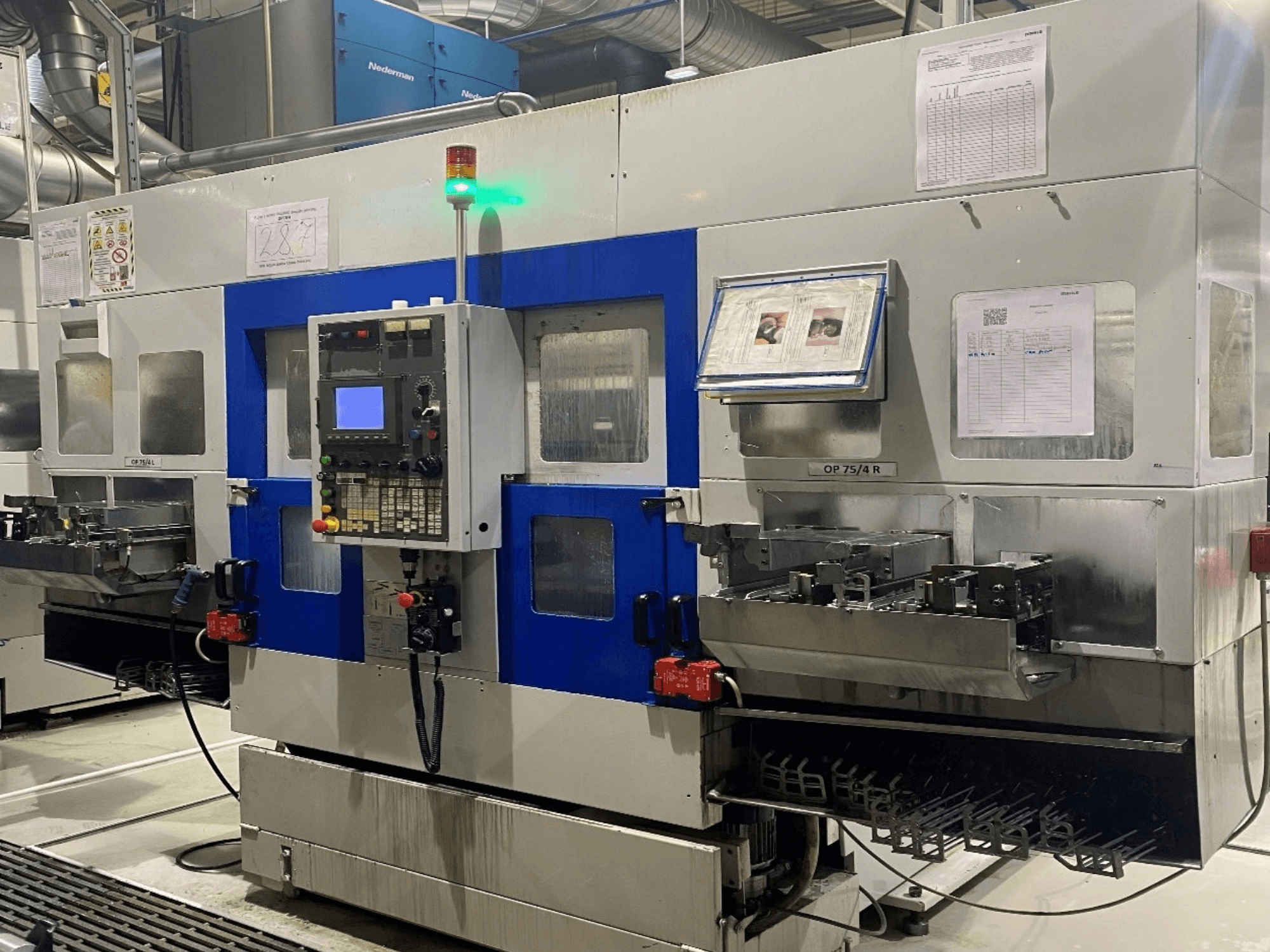 Vooraanzicht van een MURATA MZ60 horizontale draaimachine, waarbij het bedieningspaneel, de indicatoren en de gereedschapshouder zichtbaar zijn.