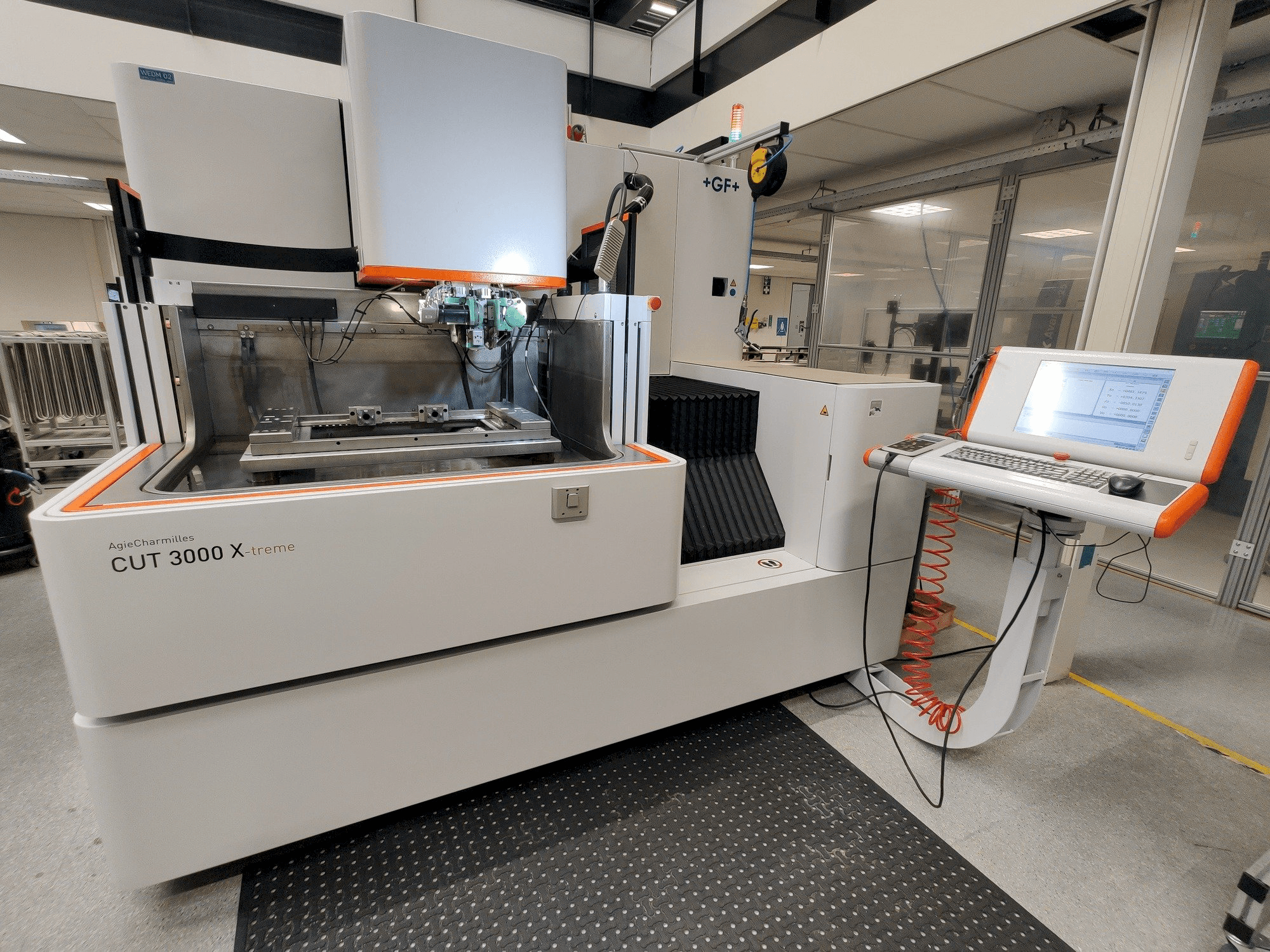 Vooraanzicht van GF AgieCharmilles CUT 3000 X machine