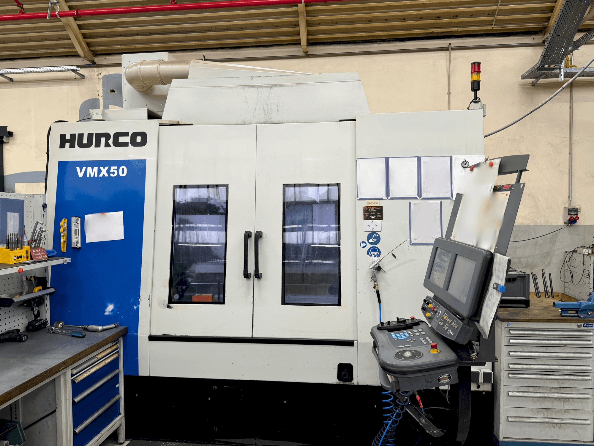 Vooraanzicht van Hurco VMX 50/40T machine