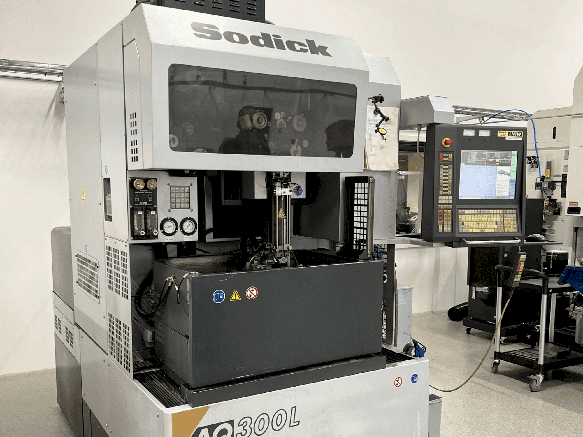 Vooraanzicht van Sodick AQ300L machine