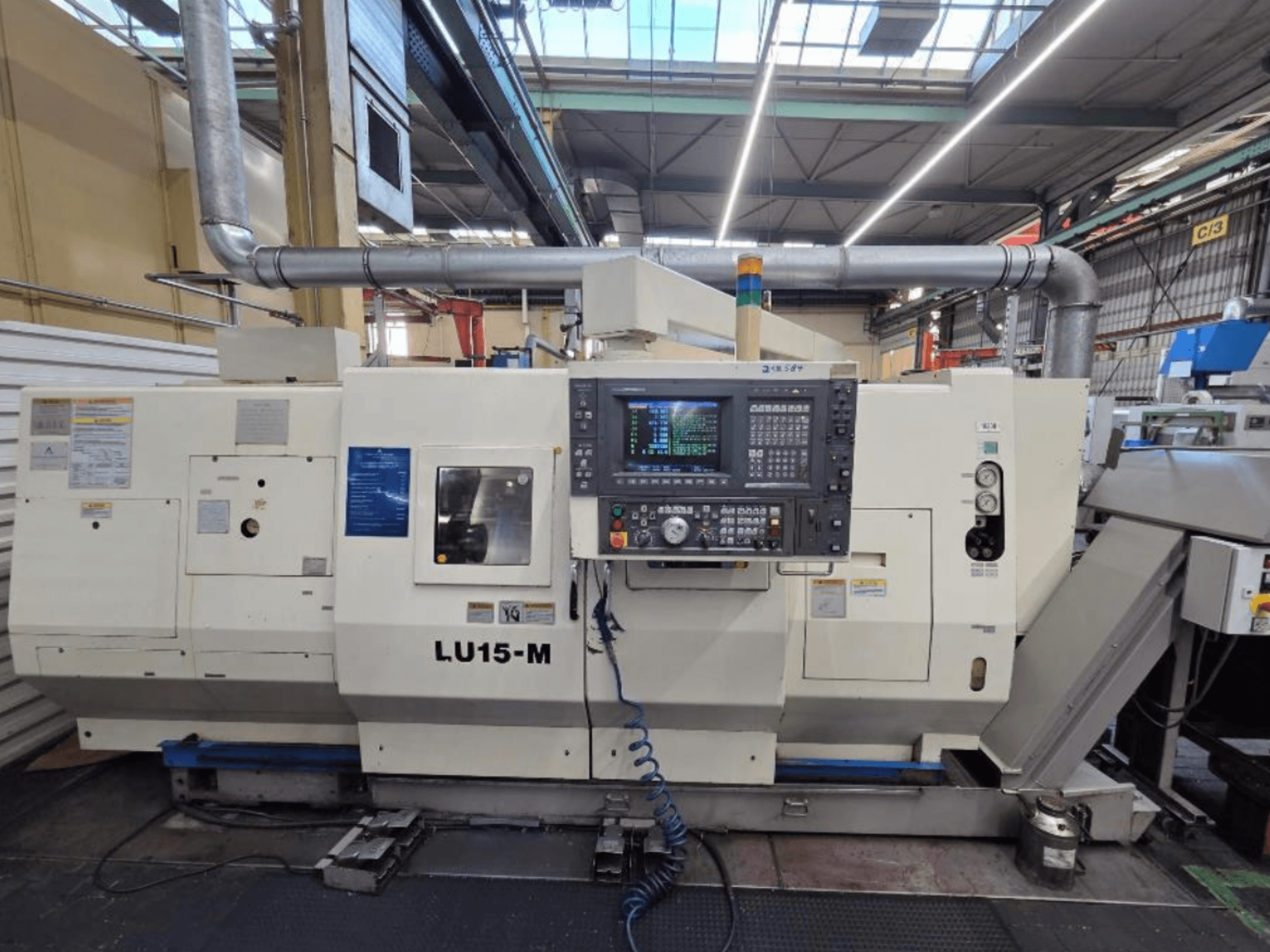 Okuma LU15 M-2SC 1000 horizontale draaimachine, vooraanzicht met bedieningspaneel en machinekenmerken in werkplaatsopstelling.