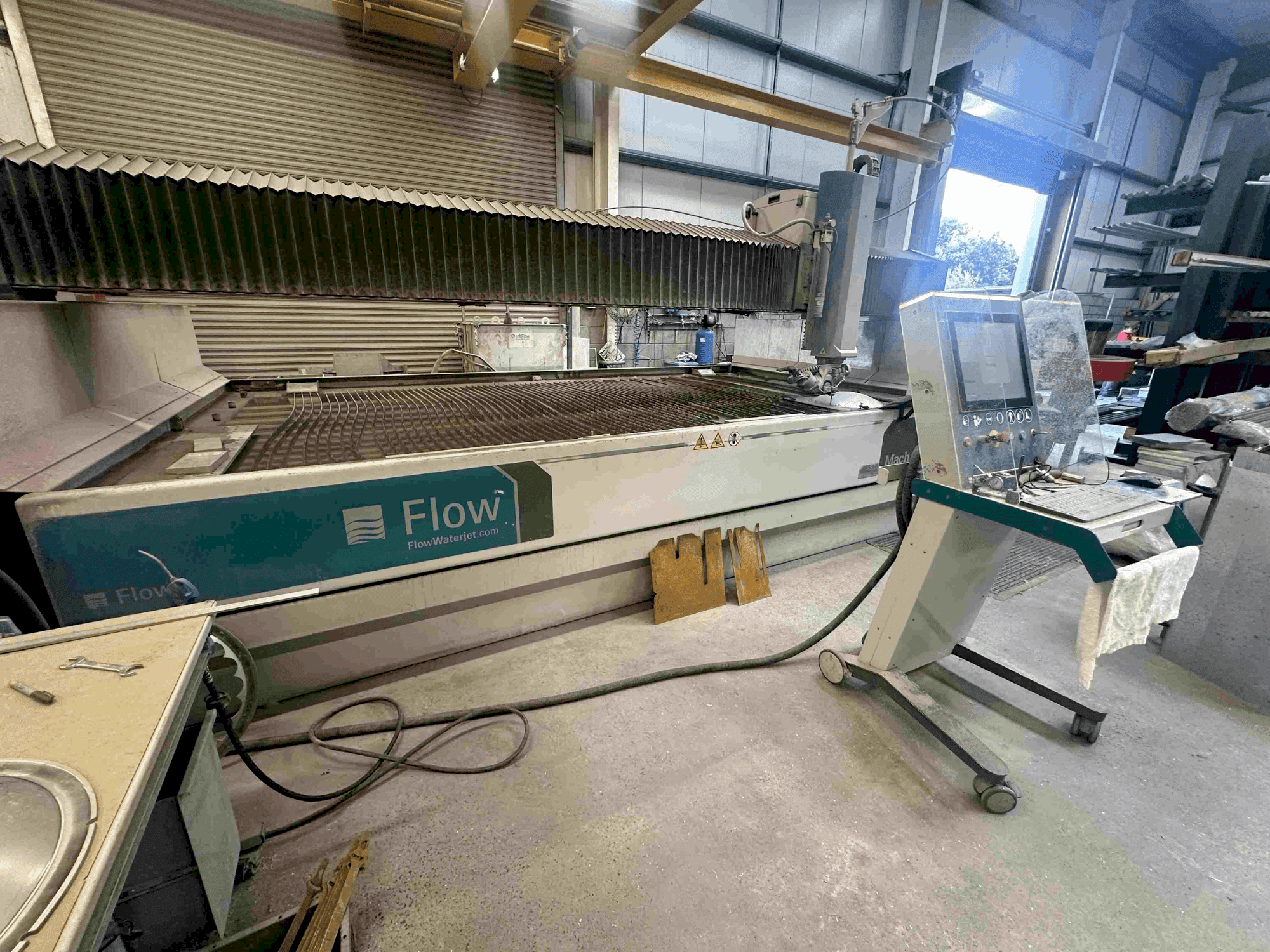 Vooraanzicht van Flow Mach 500-4020 machine