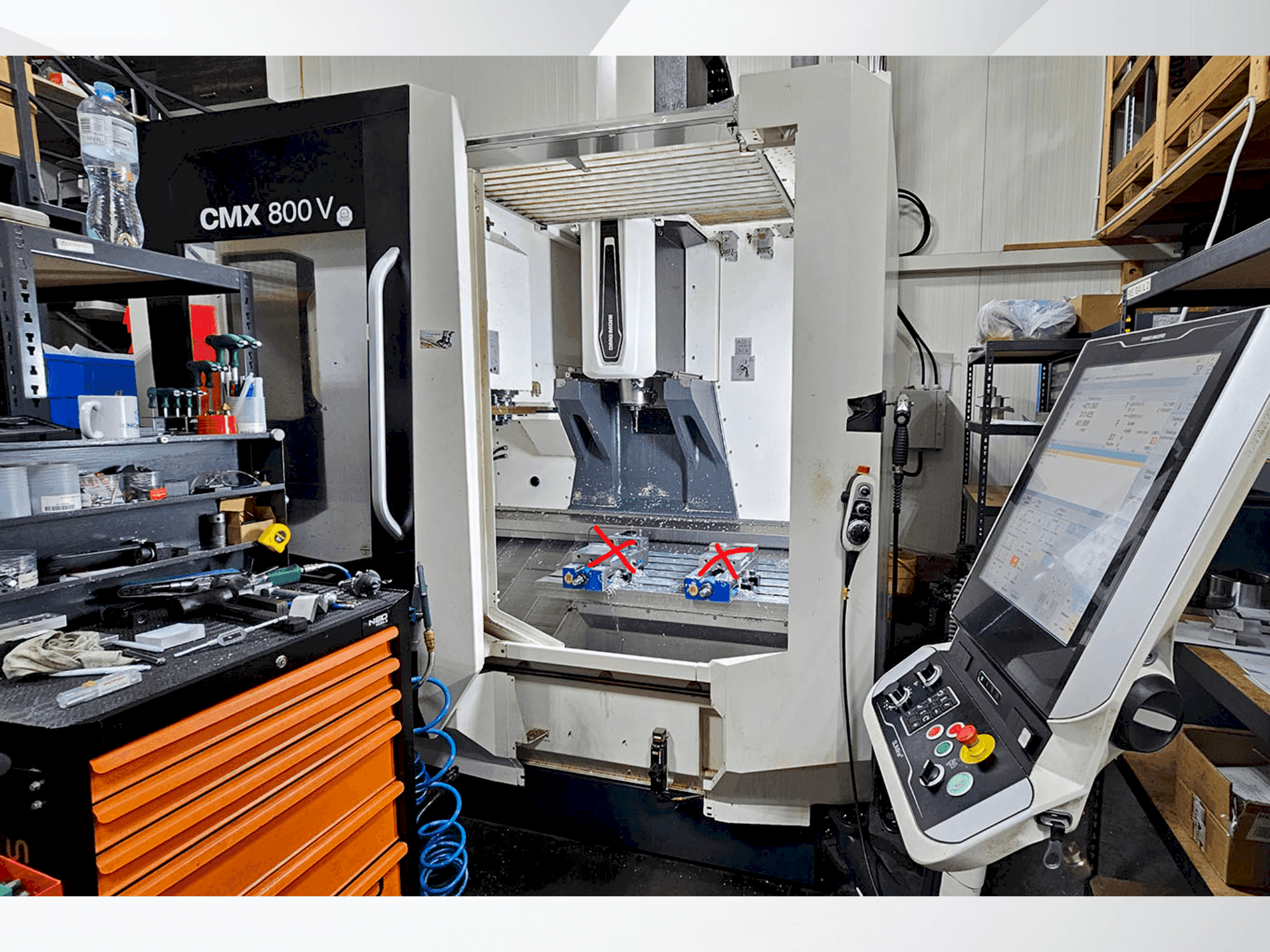 Vooraanzicht van DMG CMX 800V machine
