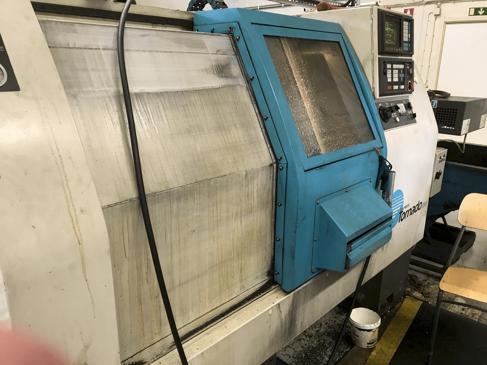 Vooraanzicht van Colchester Tornado 200 machine