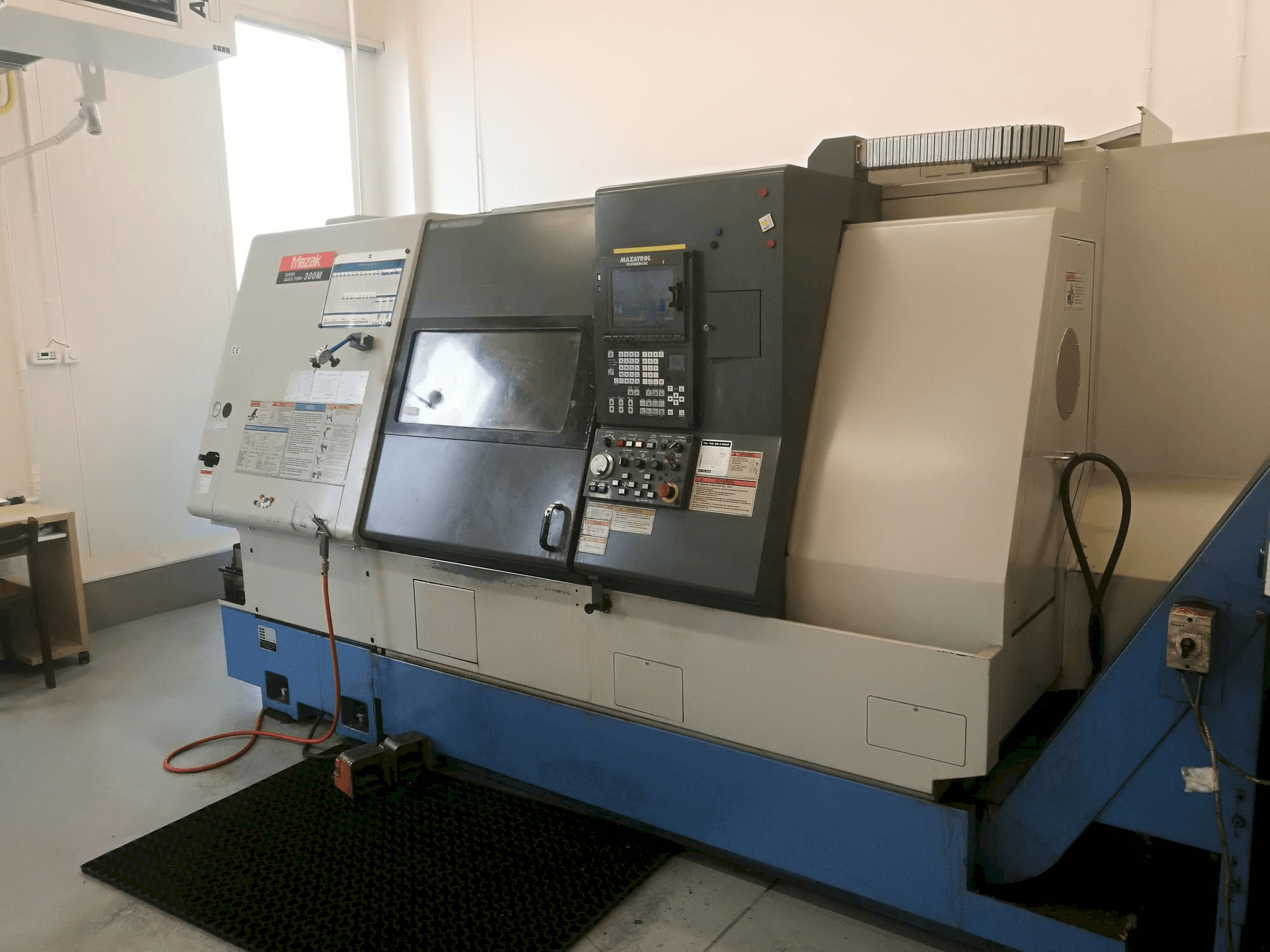 Vooraanzicht van Mazak SQT-300M machine