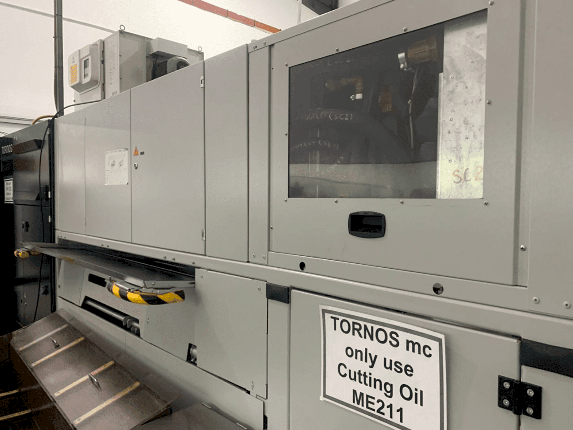 Vooraanzicht van TORNOS MultiSwiss 6x16 machine