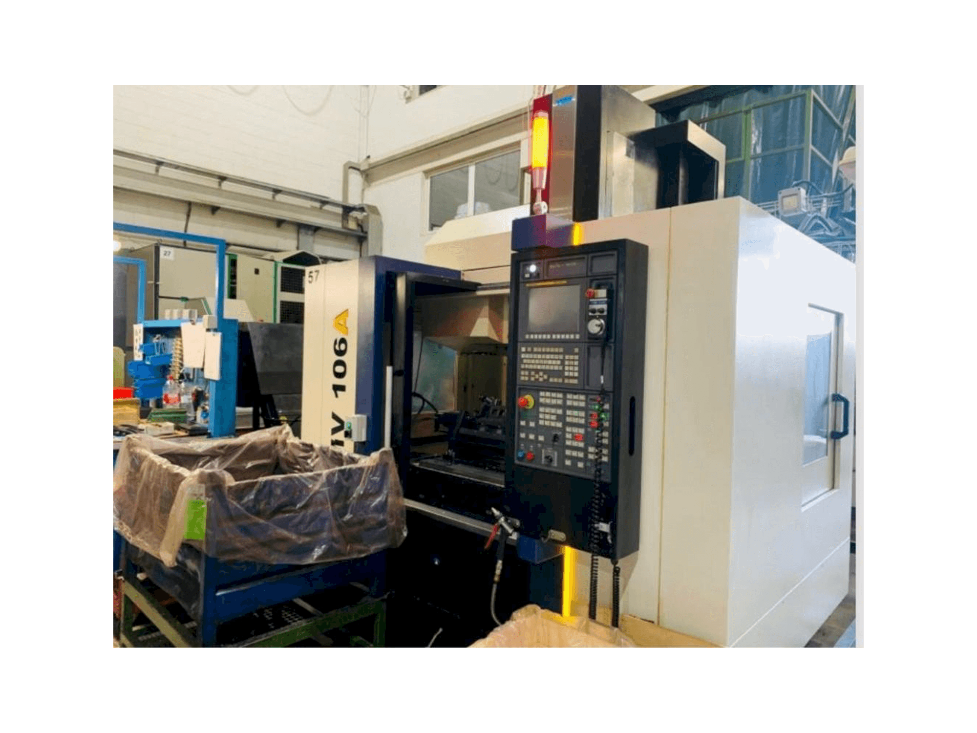 Vooraanzicht van YCM NMV106A machine