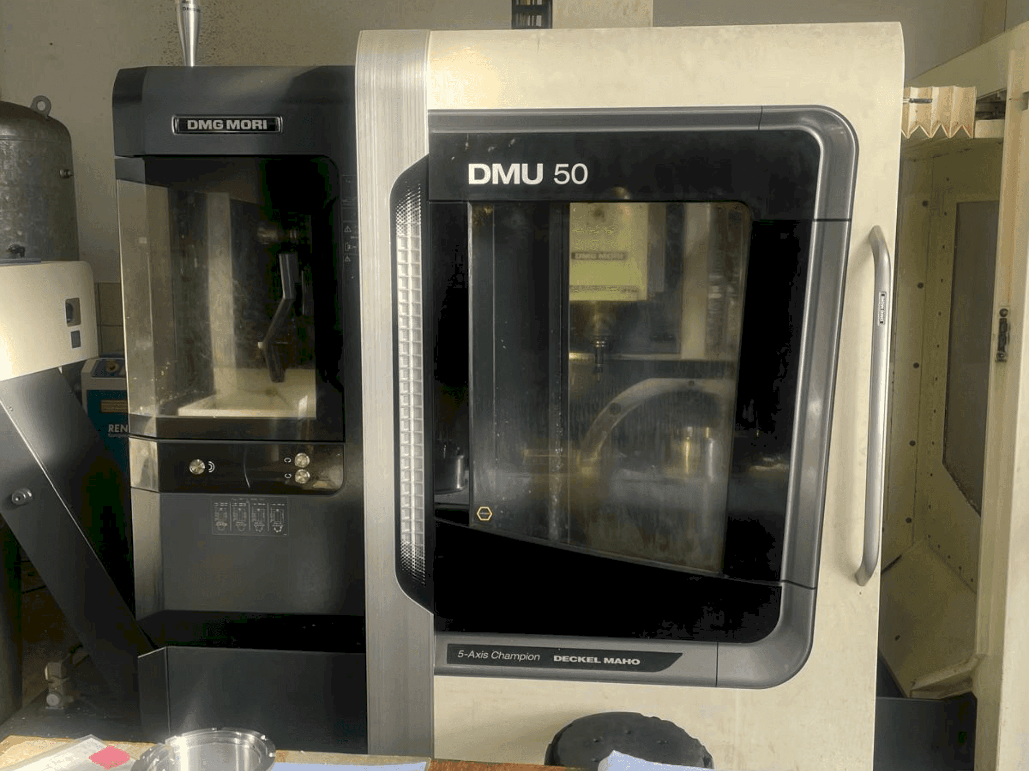 Vooraanzicht van DMG MORI DMU 50 machine