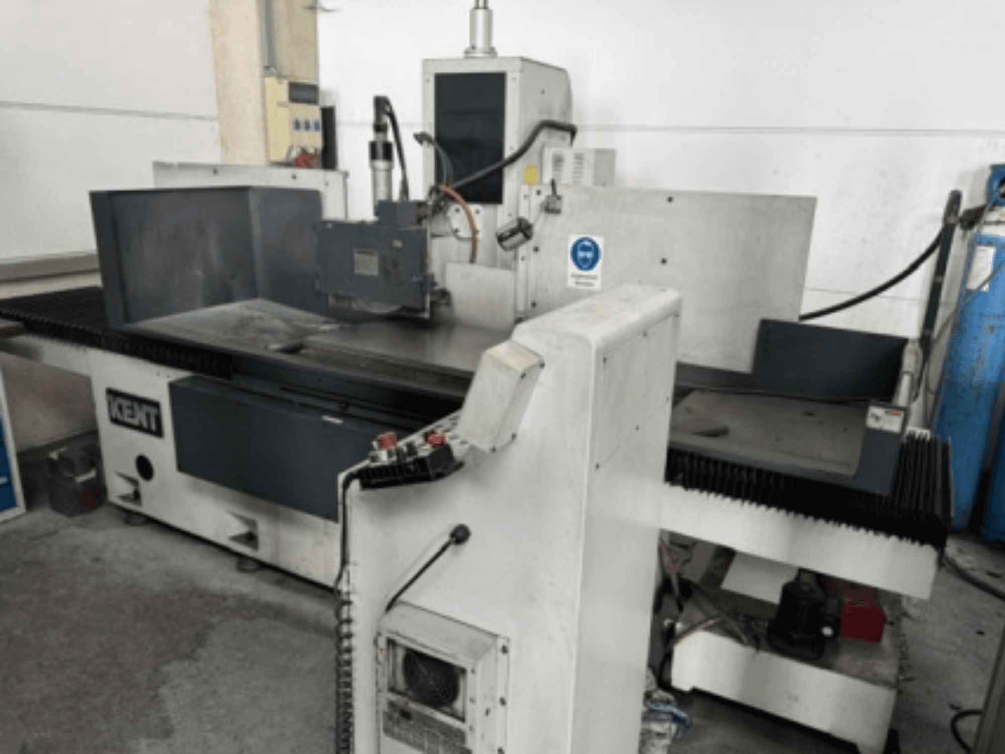 De Kent KOS-510V.MA2 vlakslijpmachine in vooraanzicht, met het bedieningspaneel en het slijpgebied.