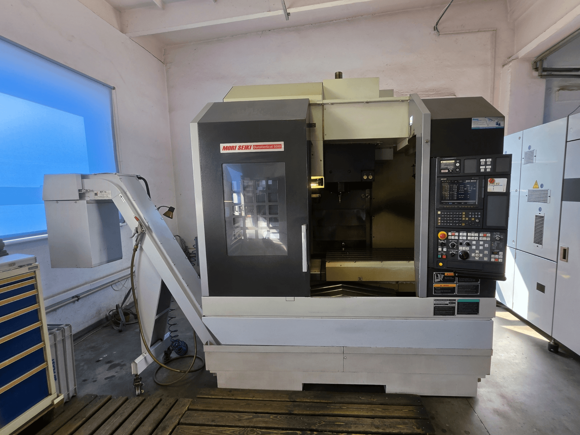 MORI SEIKI DuraVertical 5080 verticaal bewerkingscentrum, vooraanzicht met bedieningspaneel, spil en gereedschapshouder.
