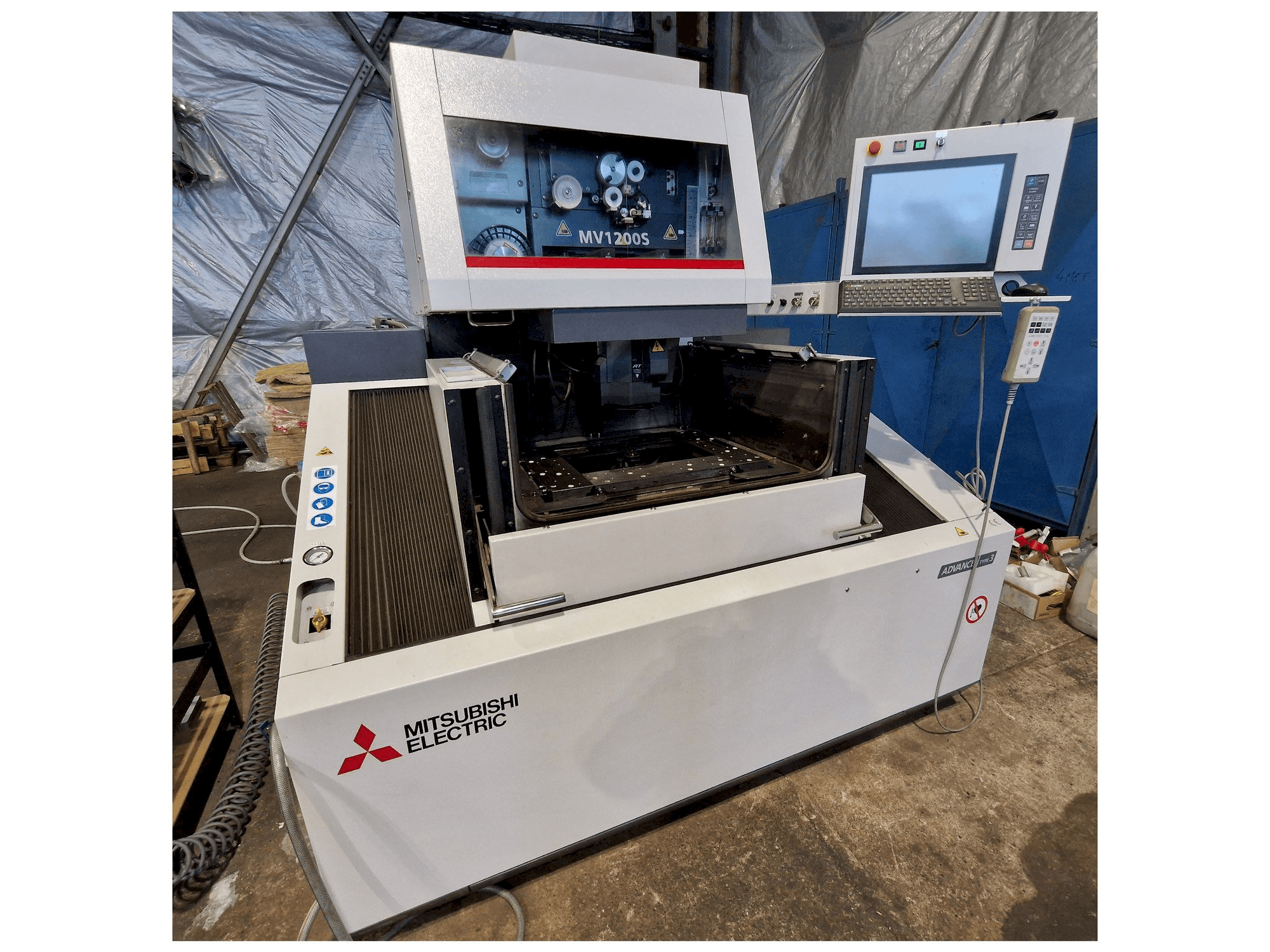 Vooraanzicht van Mitsubishi MV1200S machine