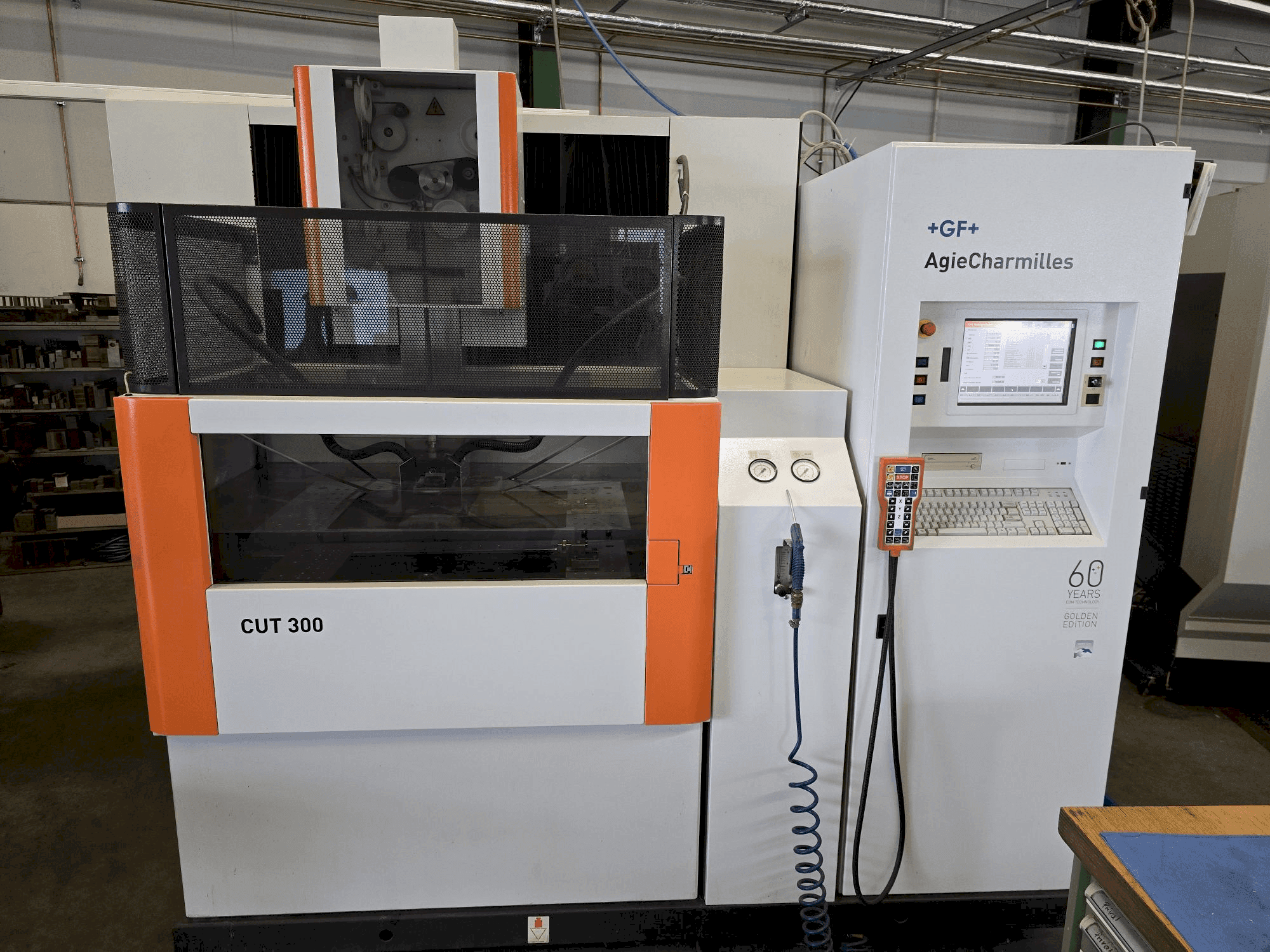 Vooraanzicht van AgieCharmilles CUT 300 machine