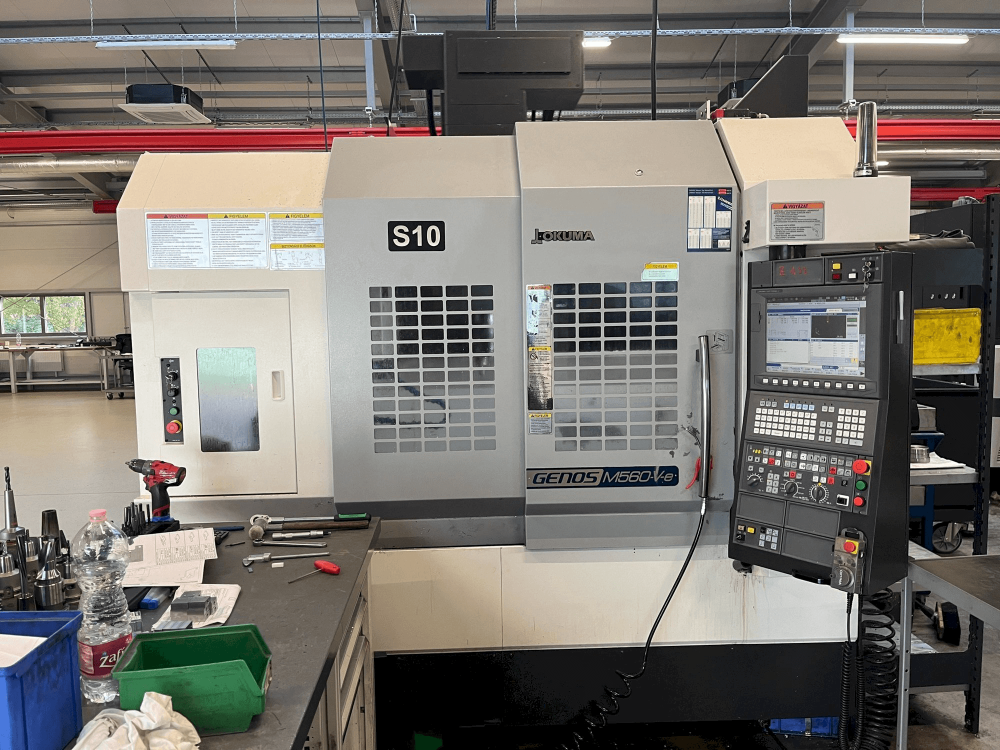 Vooraanzicht van Okuma GENOS M560R machine