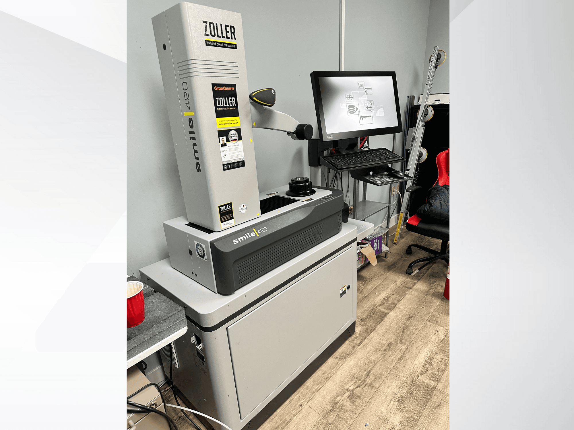 Zoller Smile 420, een digitale meetmachine, in vooraanzicht met een monitor en werkruimte op de achtergrond.