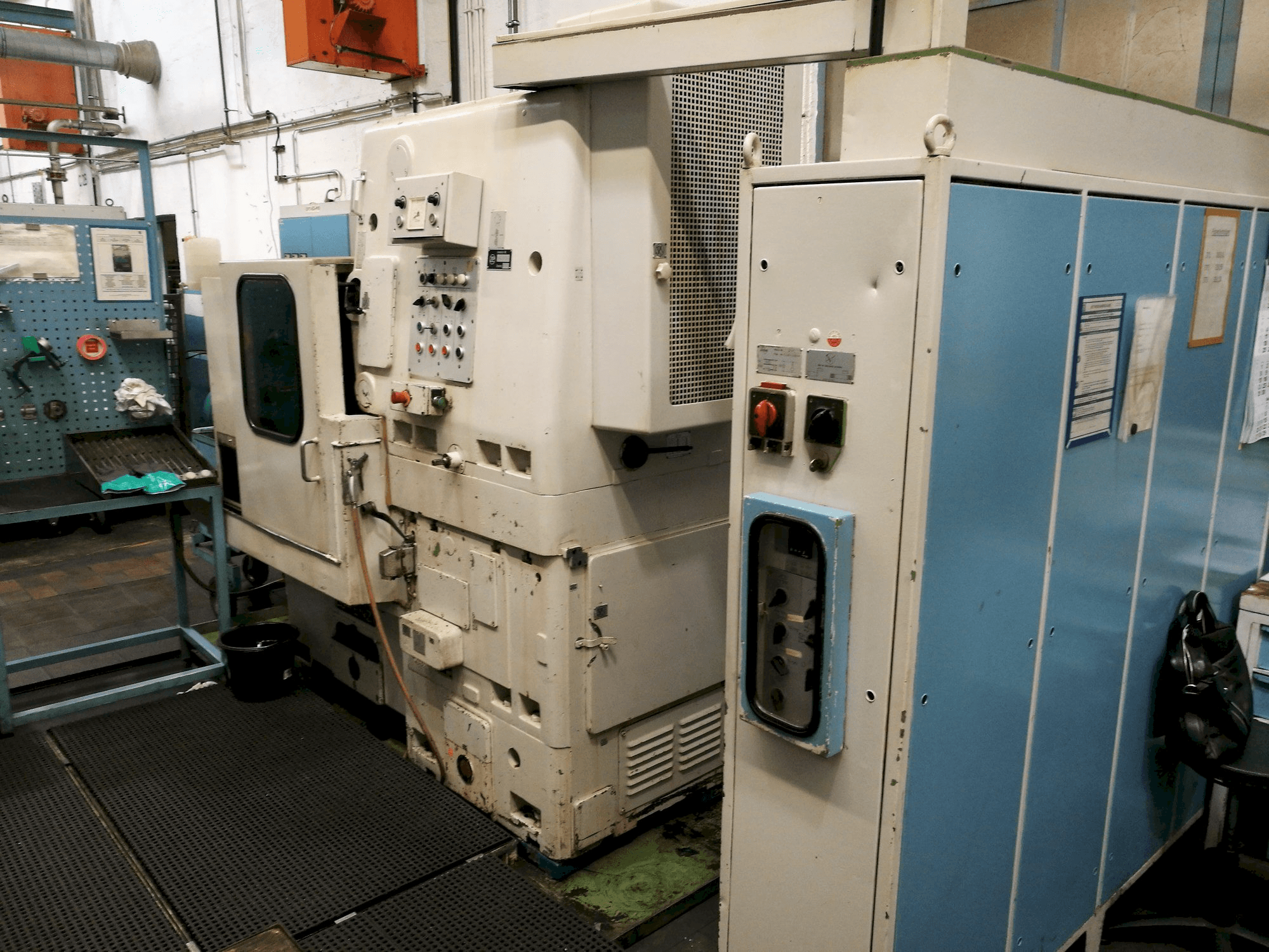 Vooraanzicht van LORENZ LS400 machine