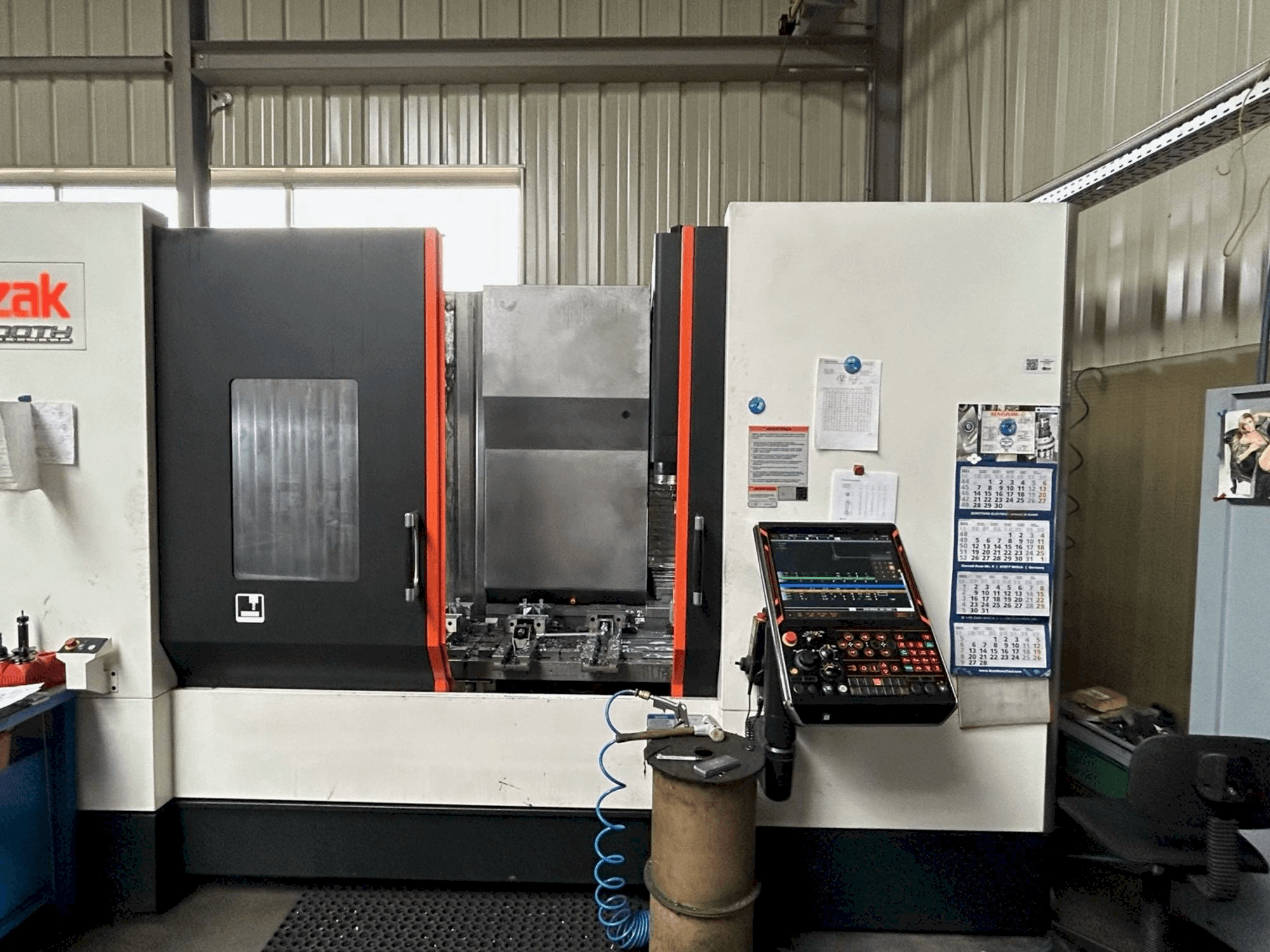 Vooraanzicht van Mazak VTC 530C machine