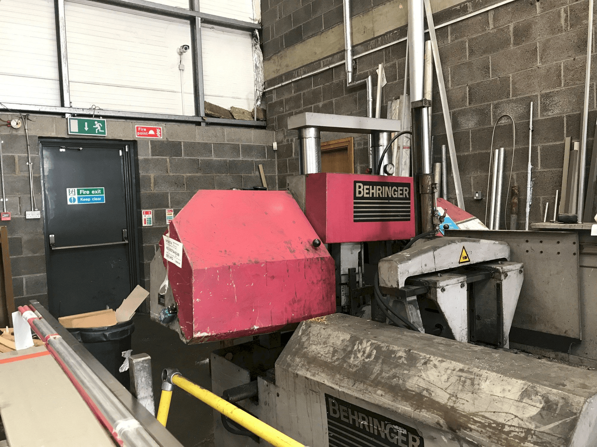 Vooraanzicht van Behringer HBP303A machine