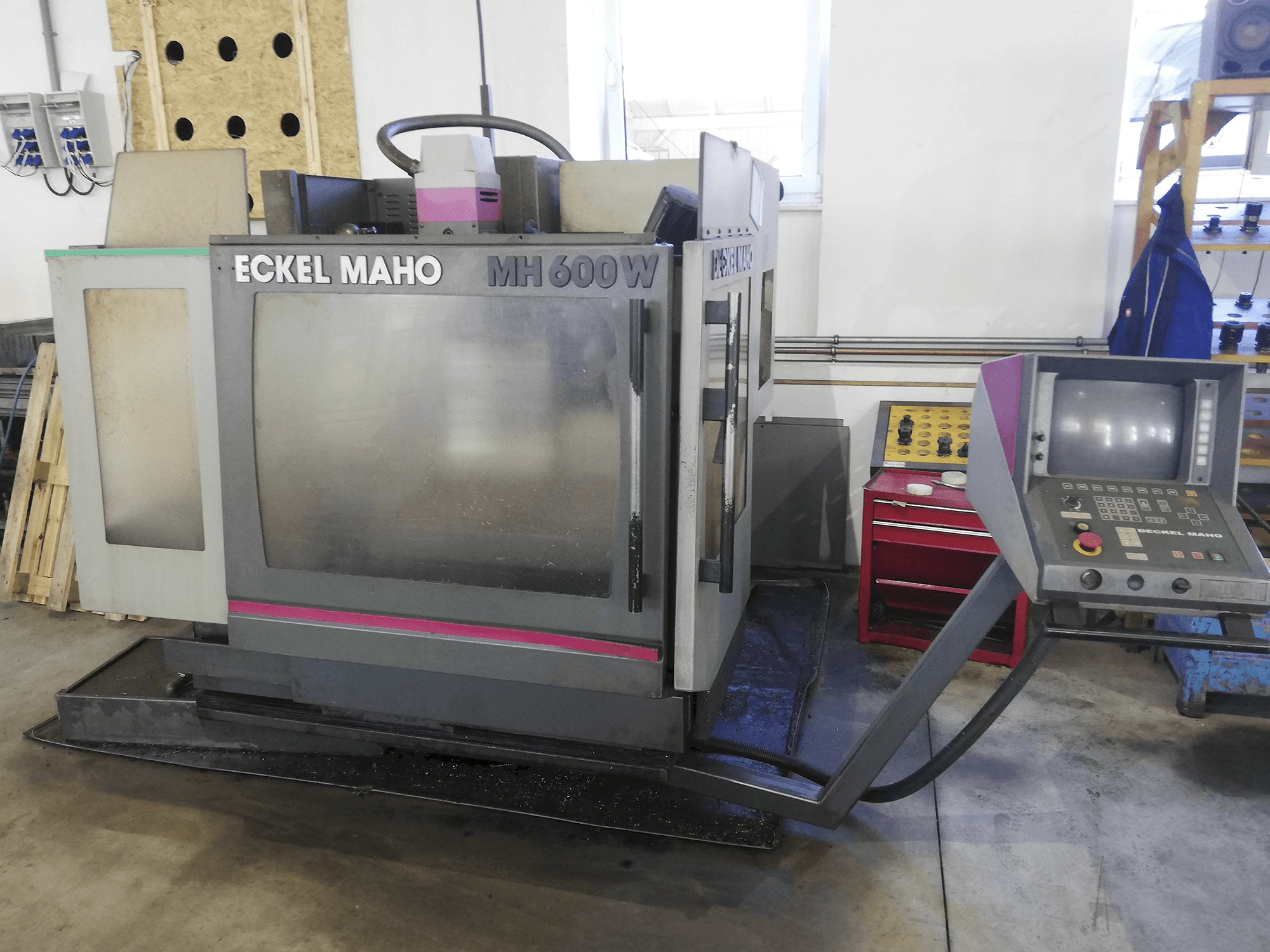 Vooraanzicht van DECKEL MAHO MH 600 W machine