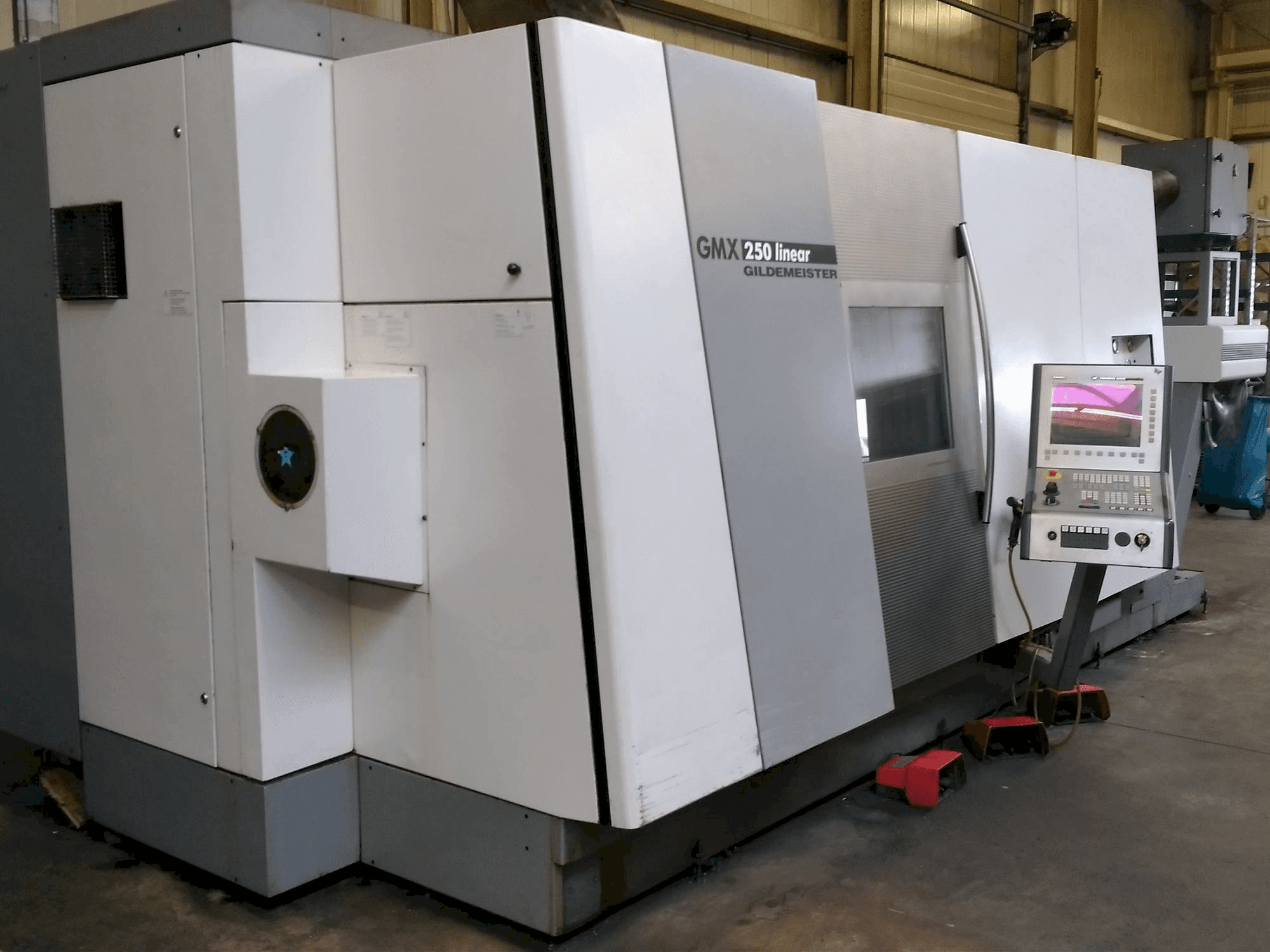 Vooraanzicht van Gildemeister GMX 250 linear machine