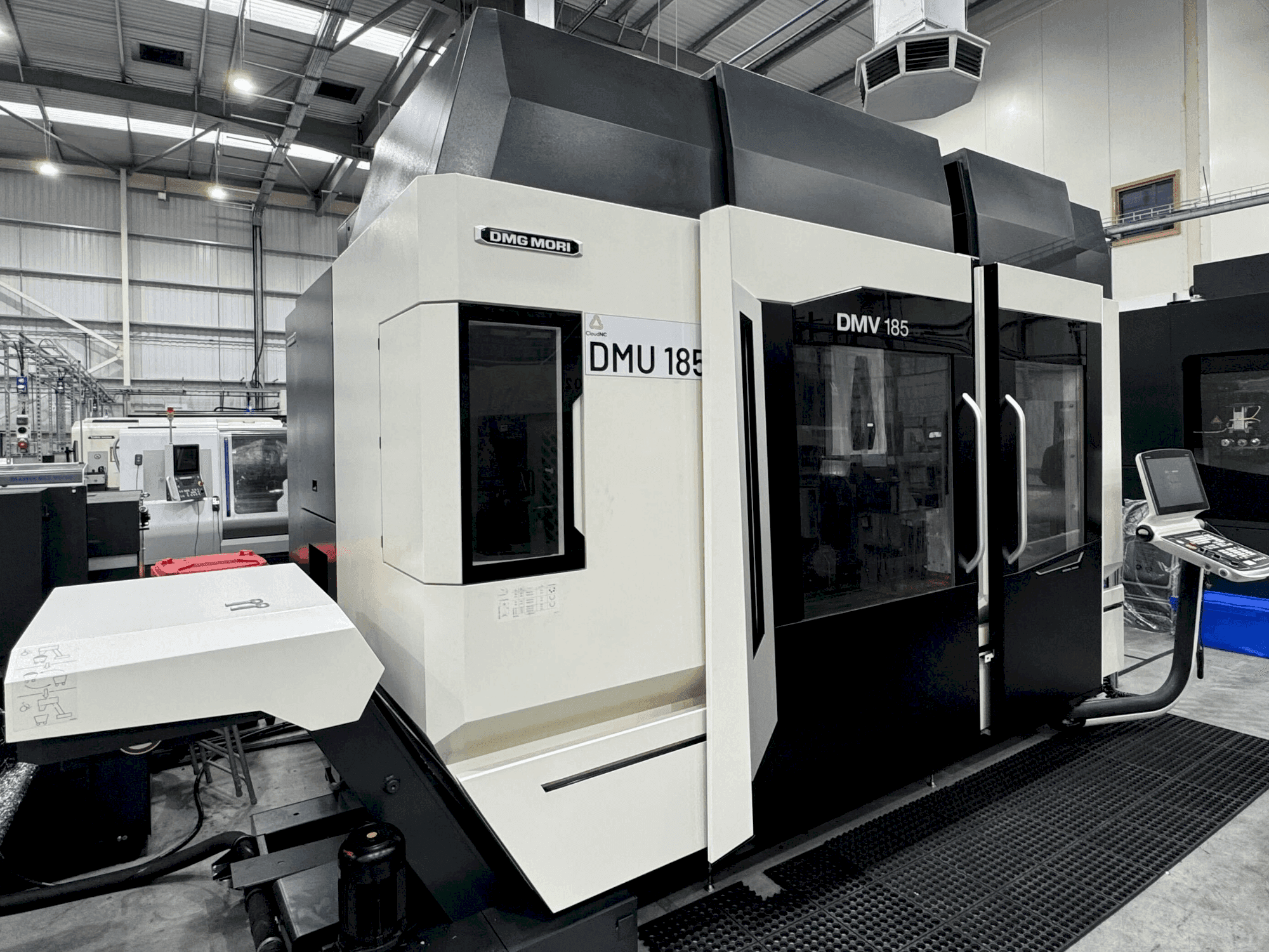 Vooraanzicht van DMG MORI DMV 185 machine