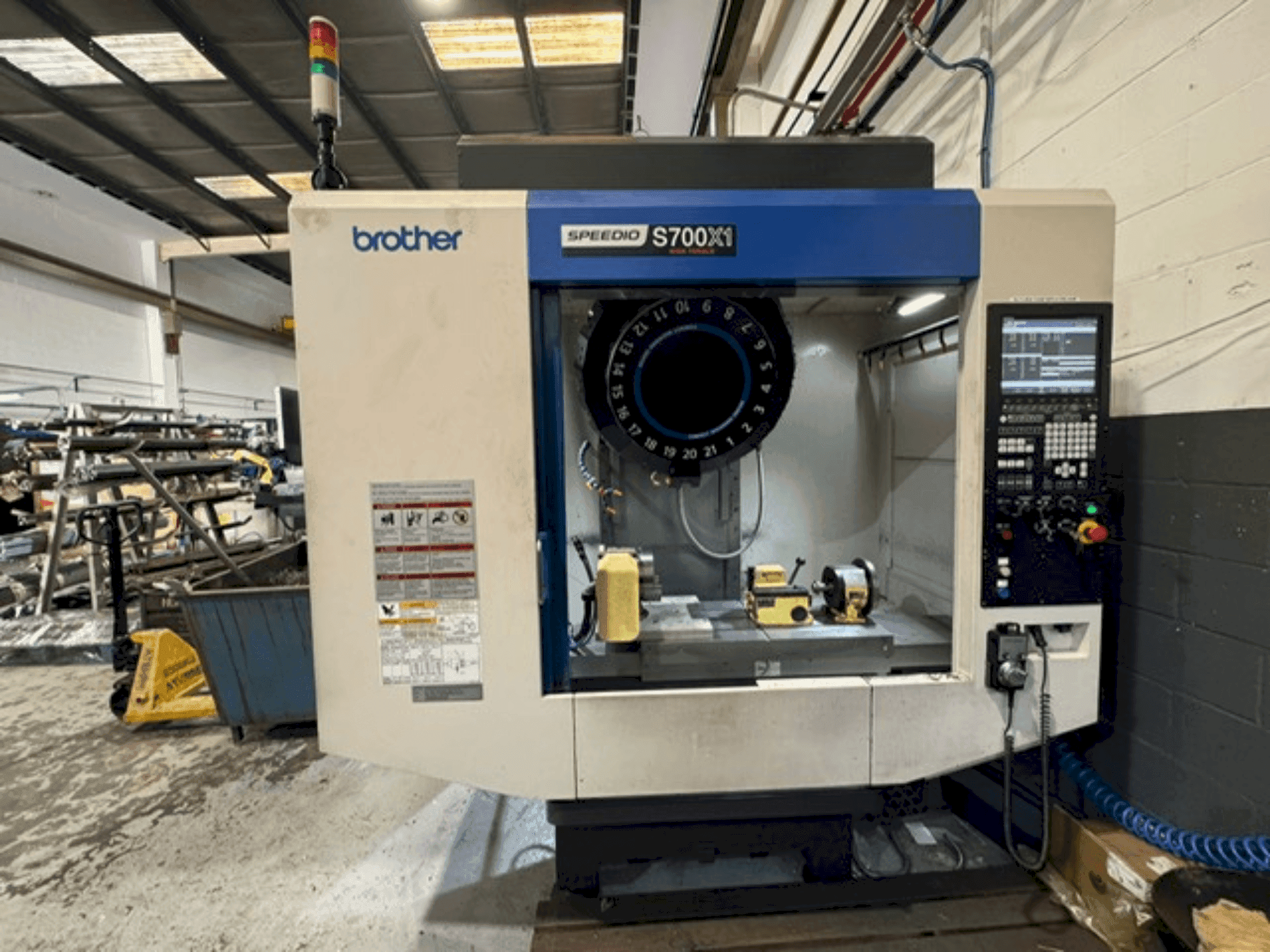 Vooraanzicht van Brother Speedio S700X1 machine