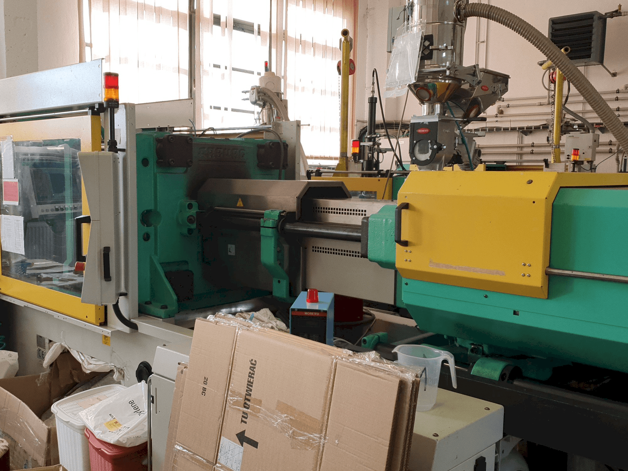 Vooraanzicht van Arburg 570C 2200 - 1300 machine