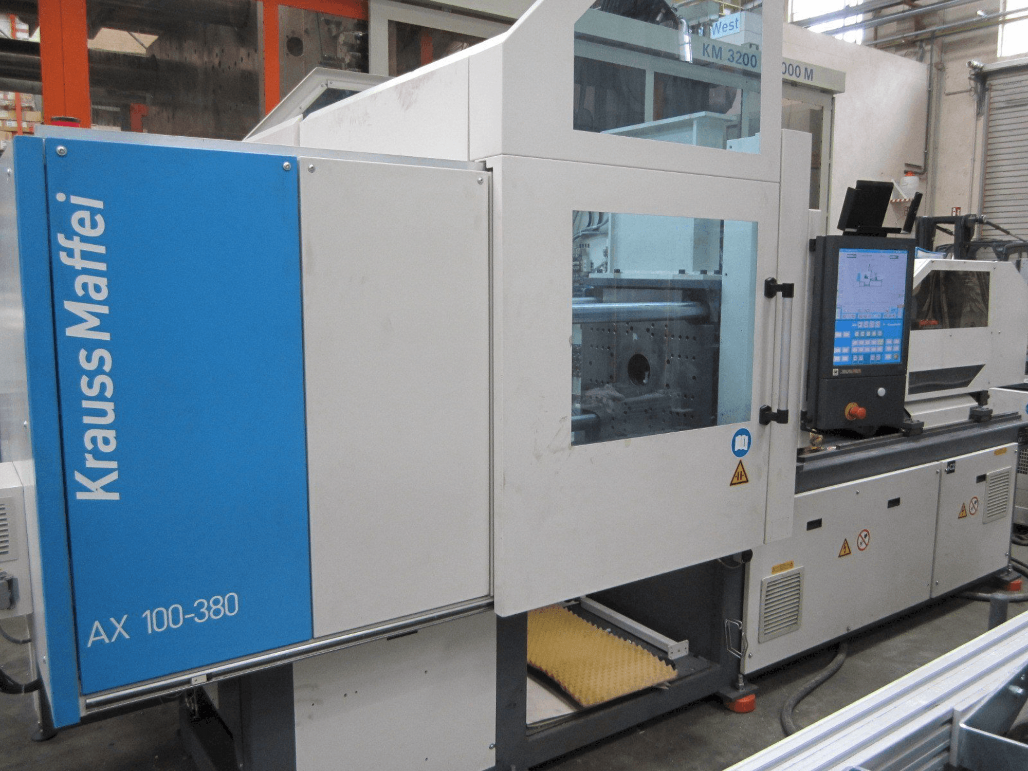 Vooraanzicht van Krauss Maffei 100-380 AX machine