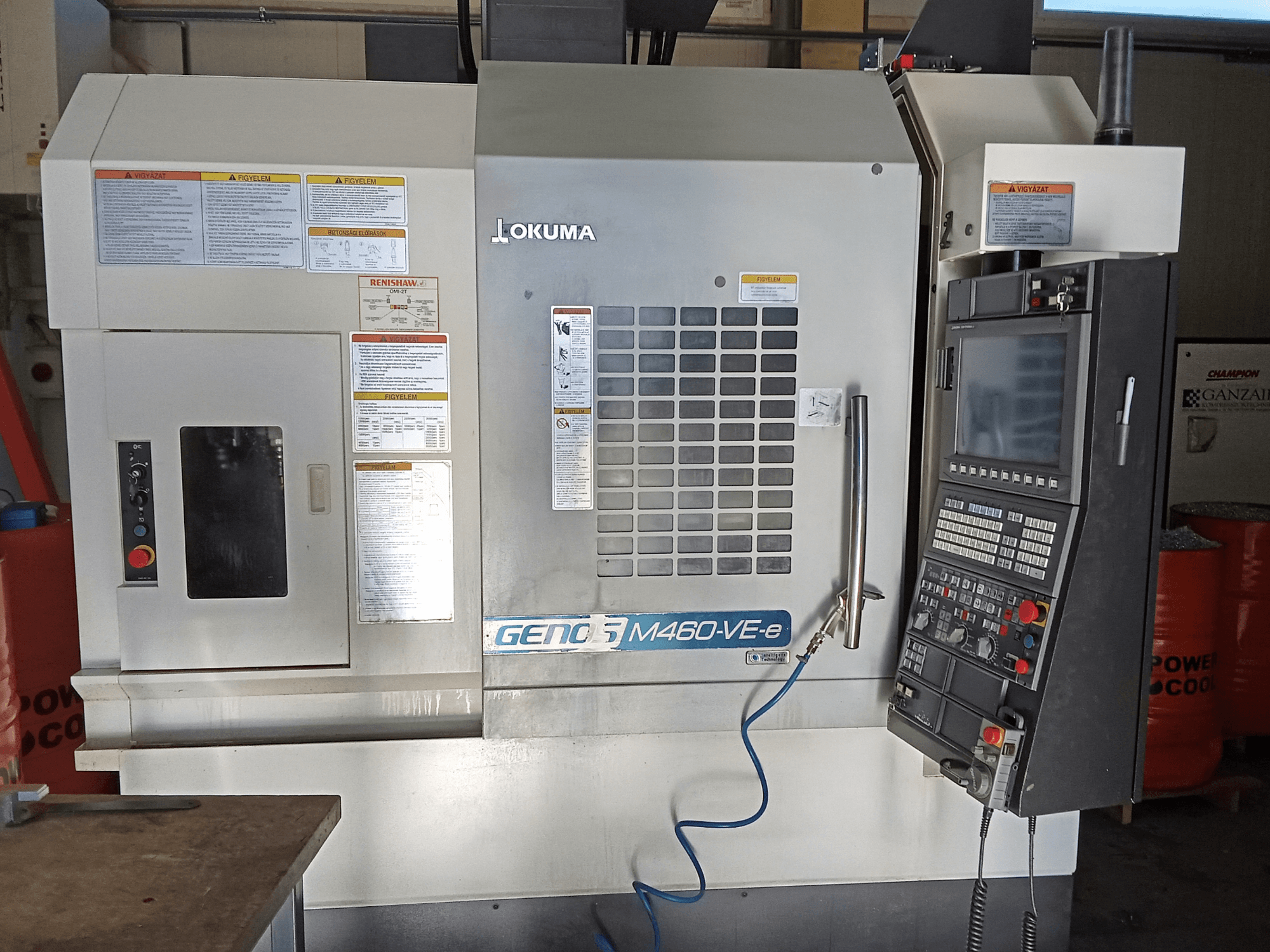 Okuma M460R-VE verticaal bewerkingscentrum, vooraanzicht, met bedieningspaneel en details van de bedieningsinterface.