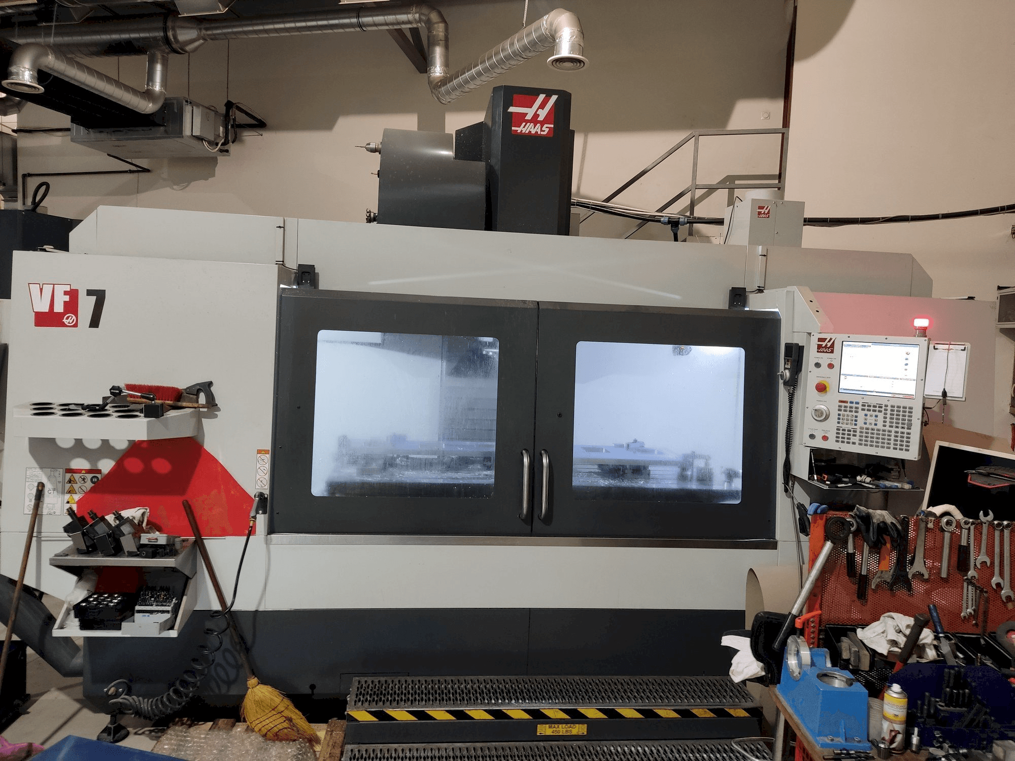 Vooraanzicht van HAAS VF-7 machine