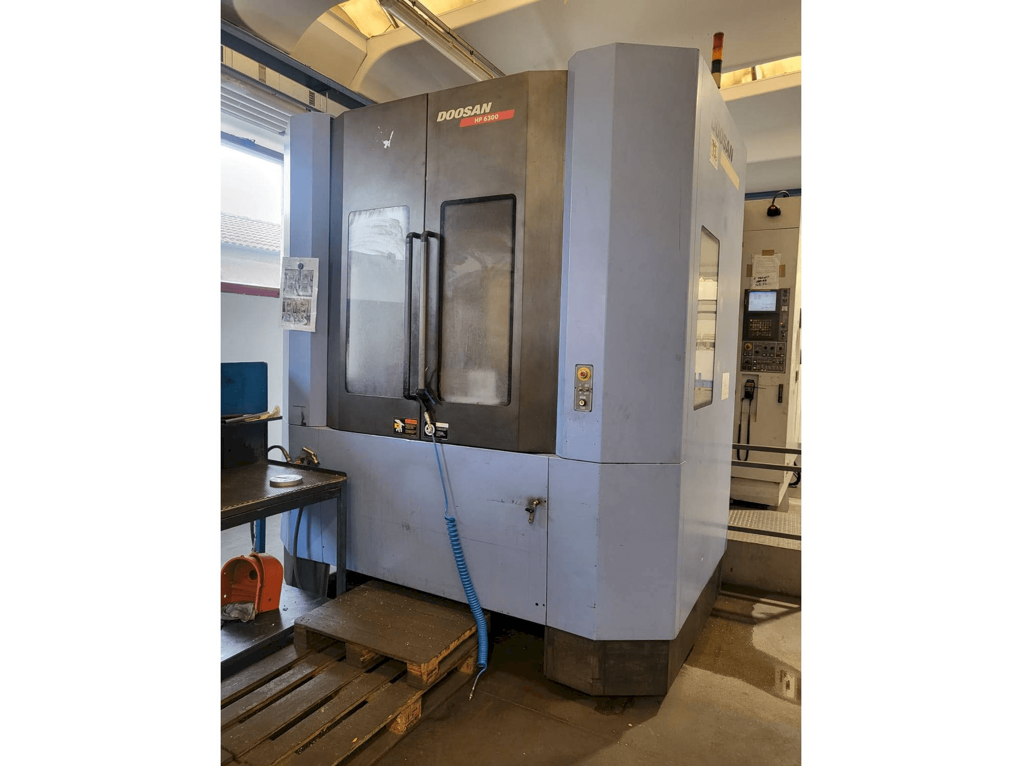 Vooraanzicht van Doosan HP 6300 machine