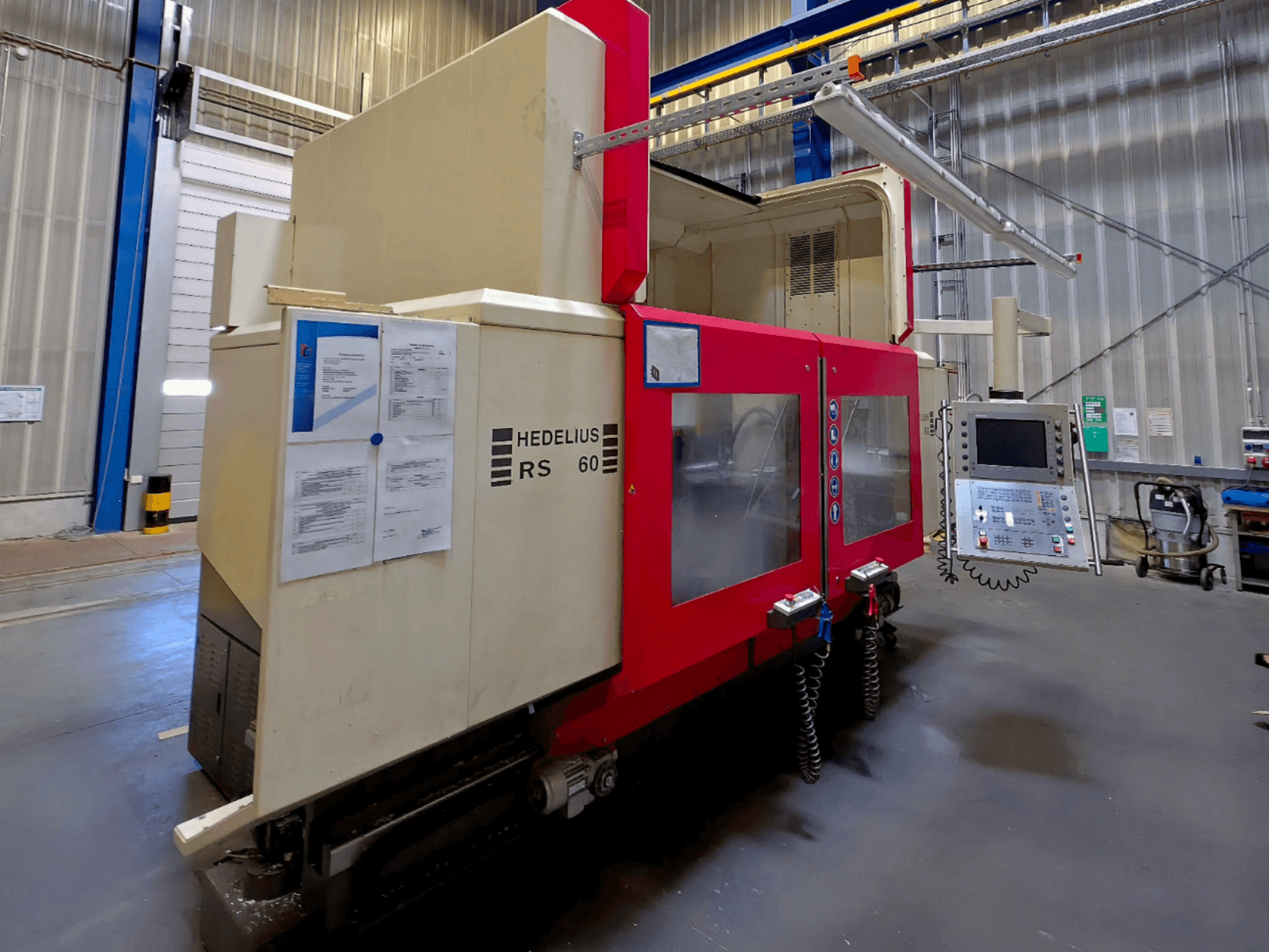 HEDELIUS RS 60 K - 2000 verticaal bewerkingscentrum, zijaanzicht, functies bedieningspaneel en veiligheidsinstructies zichtbaar.