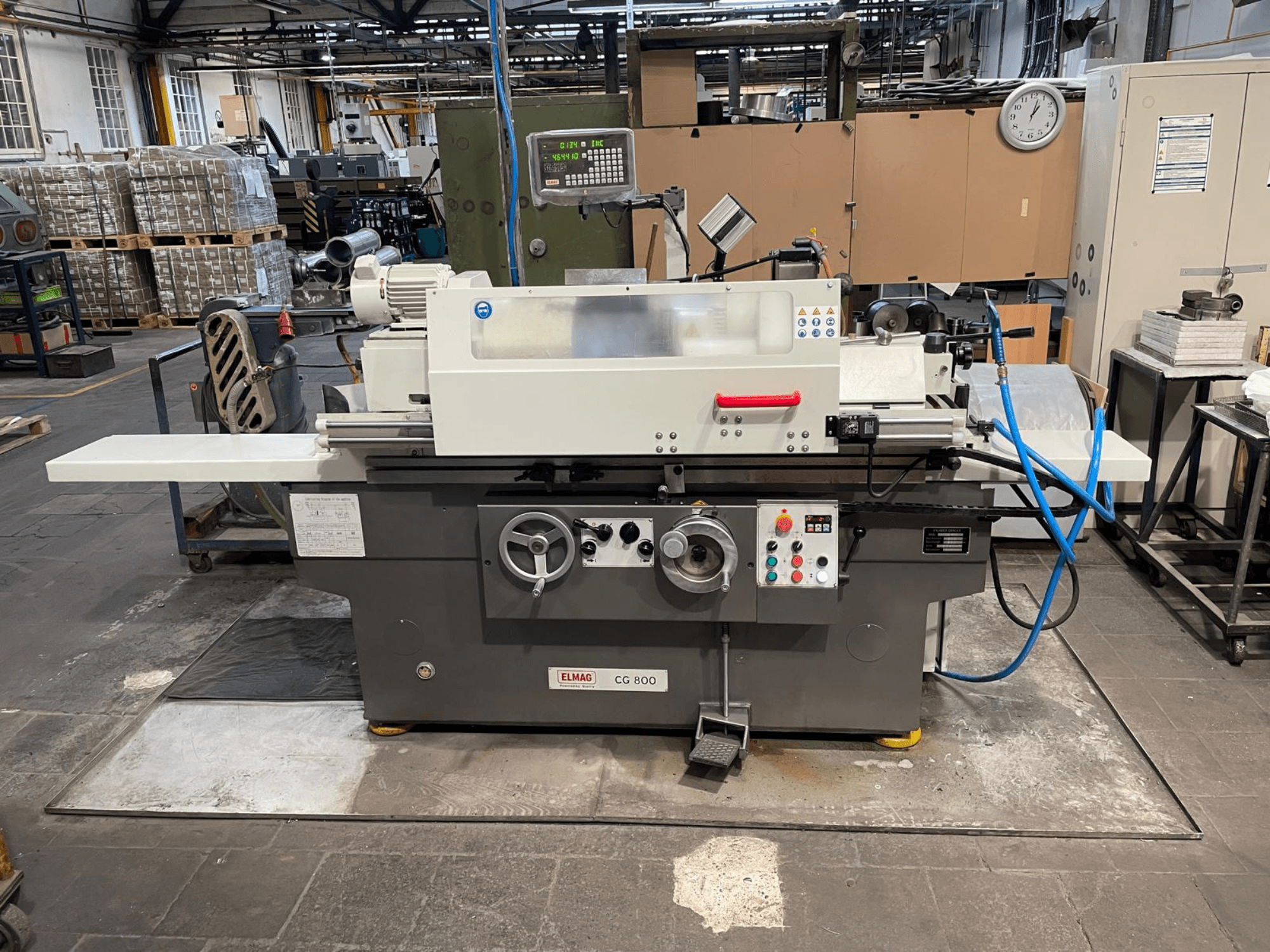 Cilindrische slijpmachine ELMAG CG 800, vooraanzicht, met bedieningspaneel, slijpschijf en werkoppervlak.
