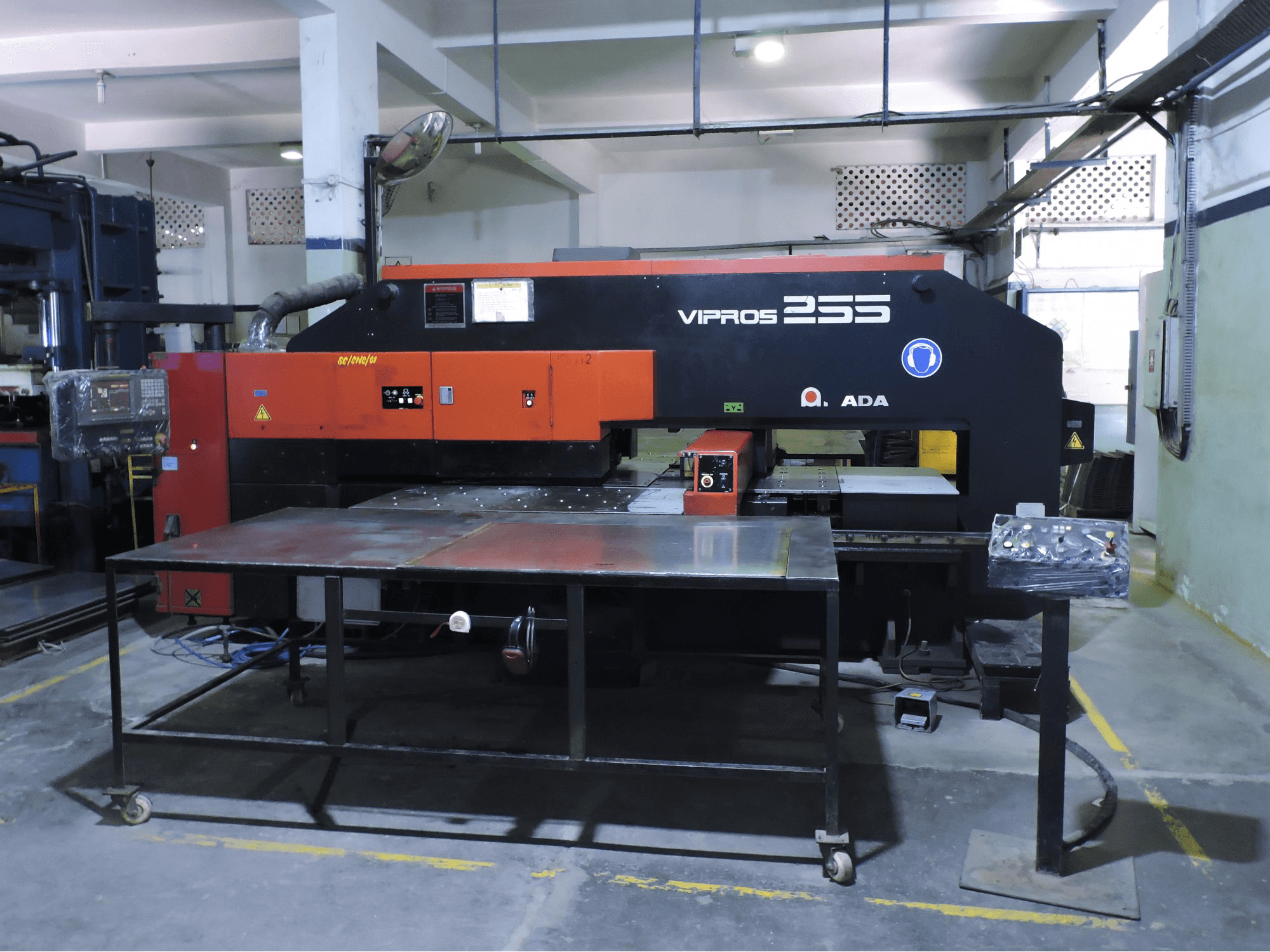 Vooraanzicht van AMADA Vipros 255 machine