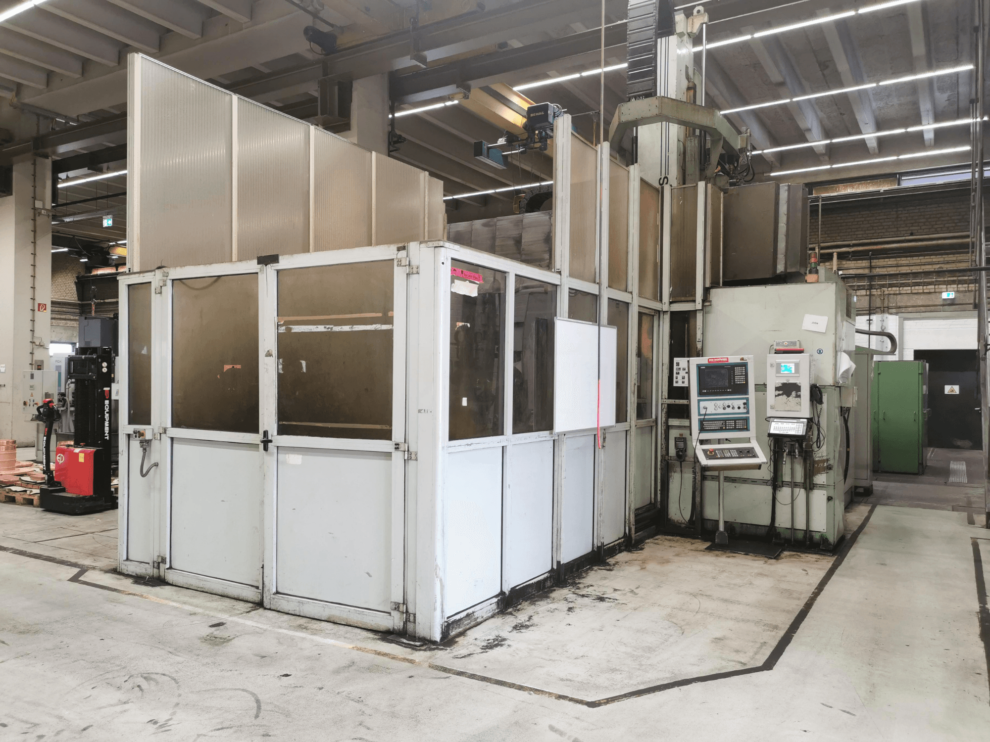 Portalfreesmachine JOBS Jomach 241, vooraanzicht, met de bedieningselementen en de veiligheidsafscherming in een fabrieksomgeving.