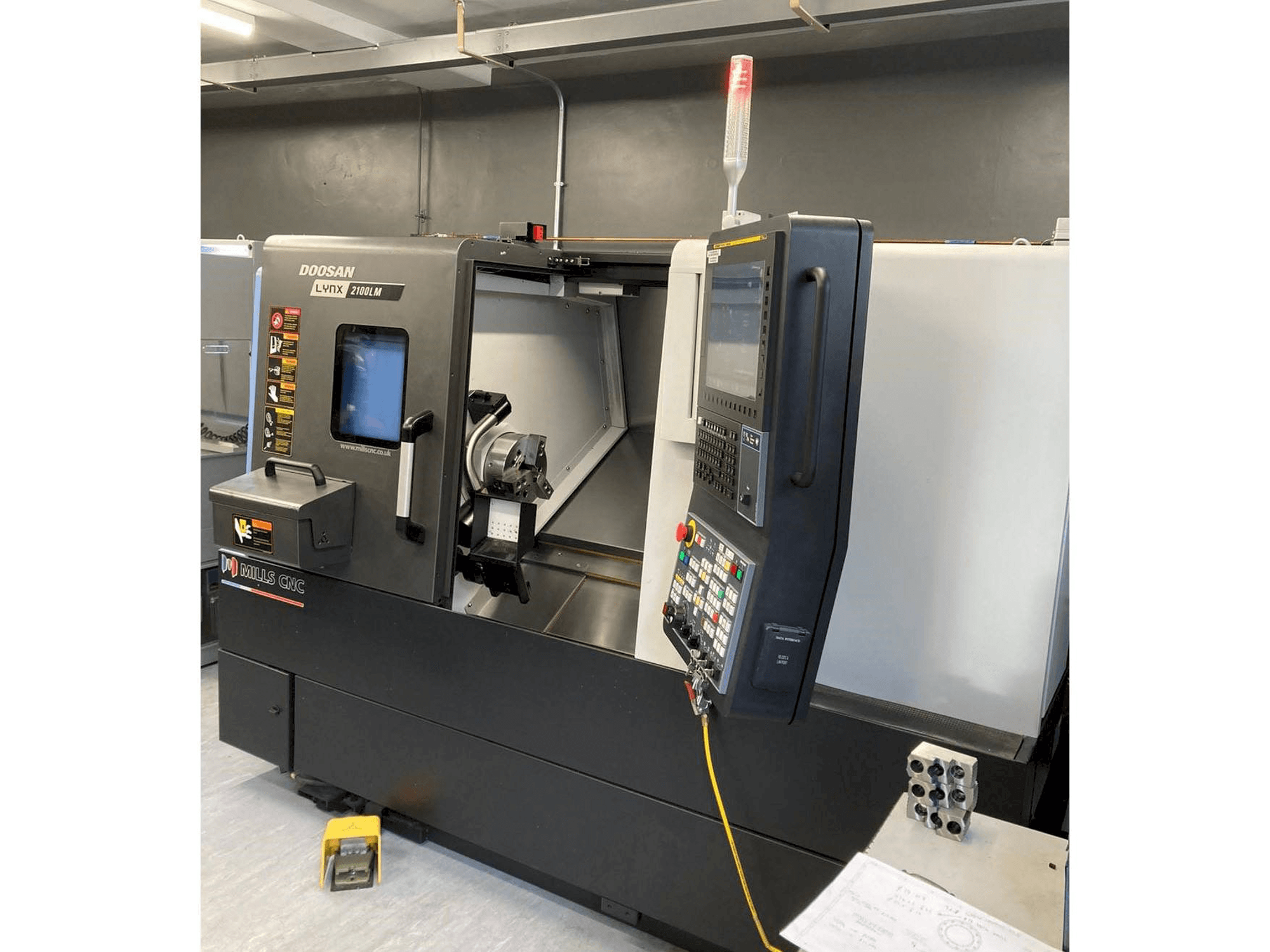 Vooraanzicht van Doosan Lynx 2100 LMB machine