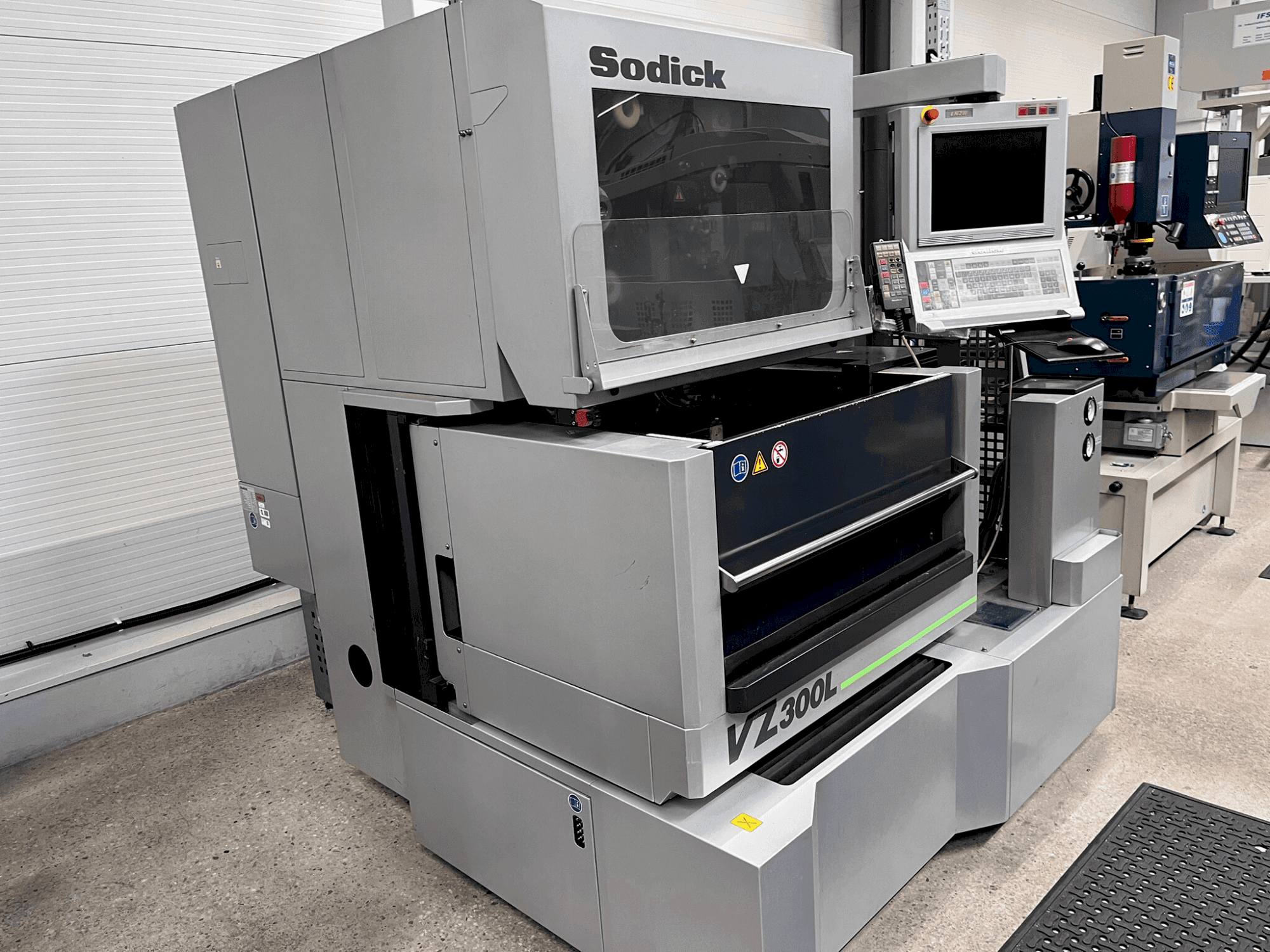 Linkerzijdeaanzicht van Sodick VZ 300L machine