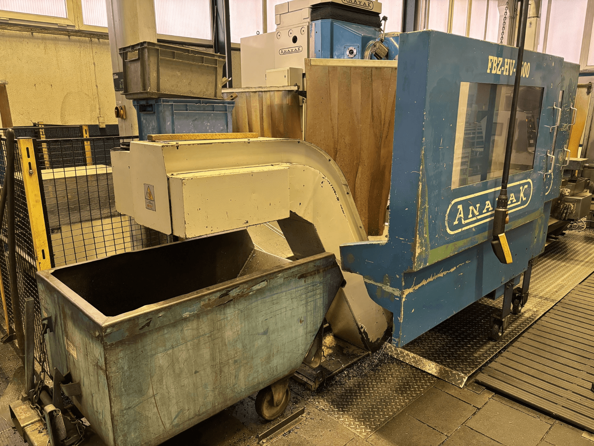 Bed type freesmachine ANAYAK FBZ-HV-2500 in een werkplaats, vooraanzicht met bedieningspaneel en accessoirebakken.