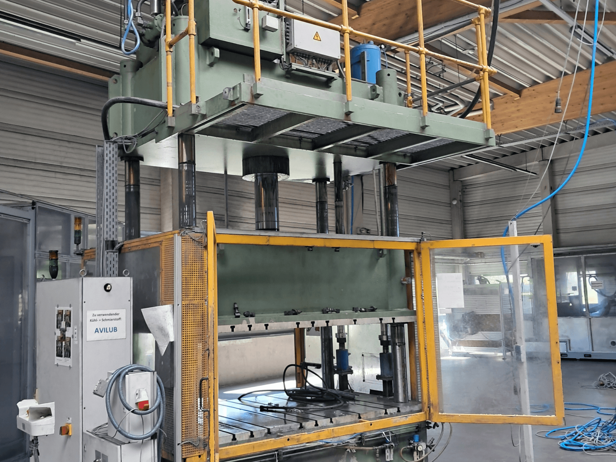 Metaalpers HS 4 160 van Other, vooraanzicht, met geopende deur, waarop de hydraulische cilinders en het bedieningspaneel te zien zijn.