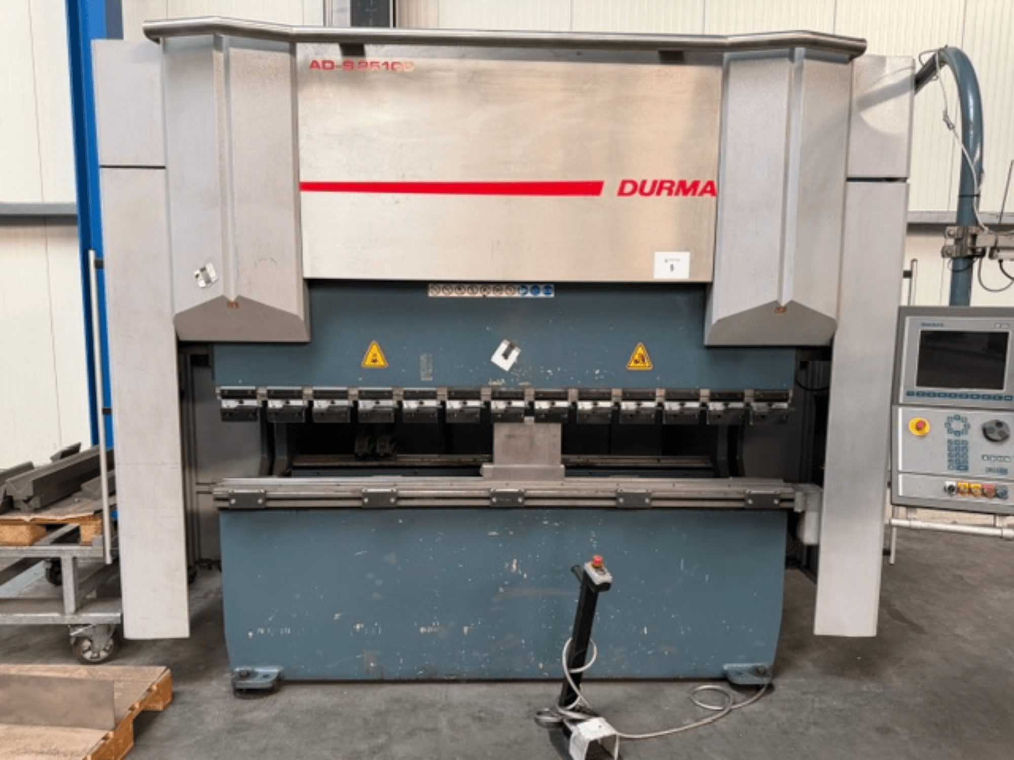Durma ADS 25100 kantpers, vooraanzicht met bedieningspaneel, met daarop de buiggereedschappen en veiligheidslabels.